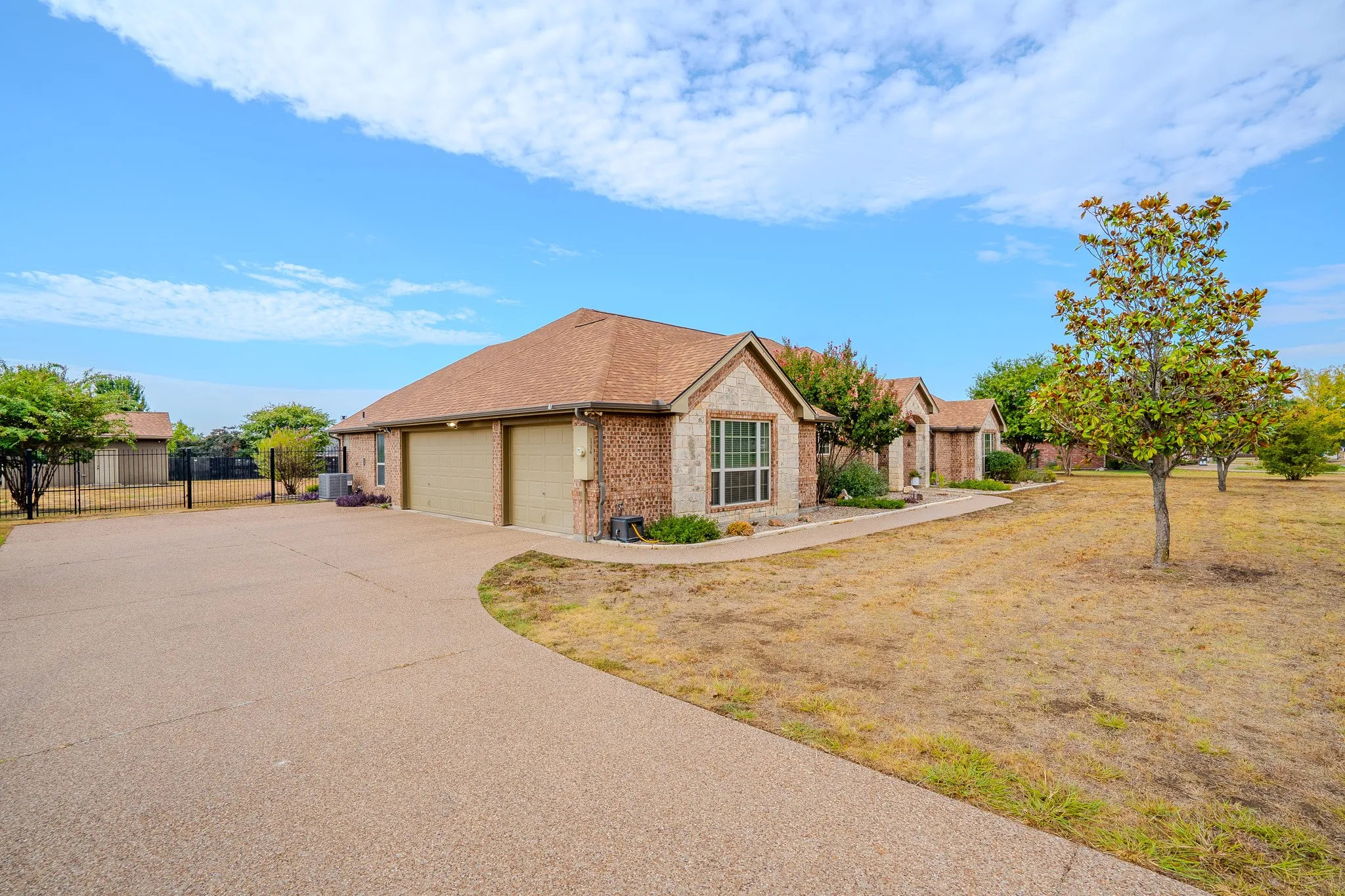 Single Family Residence For Sale in Parker County , 1236 Woodbridge Court, Willow Park, Texas 76087, 4 Bedroom, 3 Bathroom, 3 Garage spaces, 3,006 Sqft, built in 2007, mls#21382252, Real Estate Agent in Willow Park, Homes For Sale in Parker county, Homes For Sale in Willow Park, Realtor in Willow Park Texas, Real Estate Brokerage Independent Realty Texas, Luminita Cordes Realtor