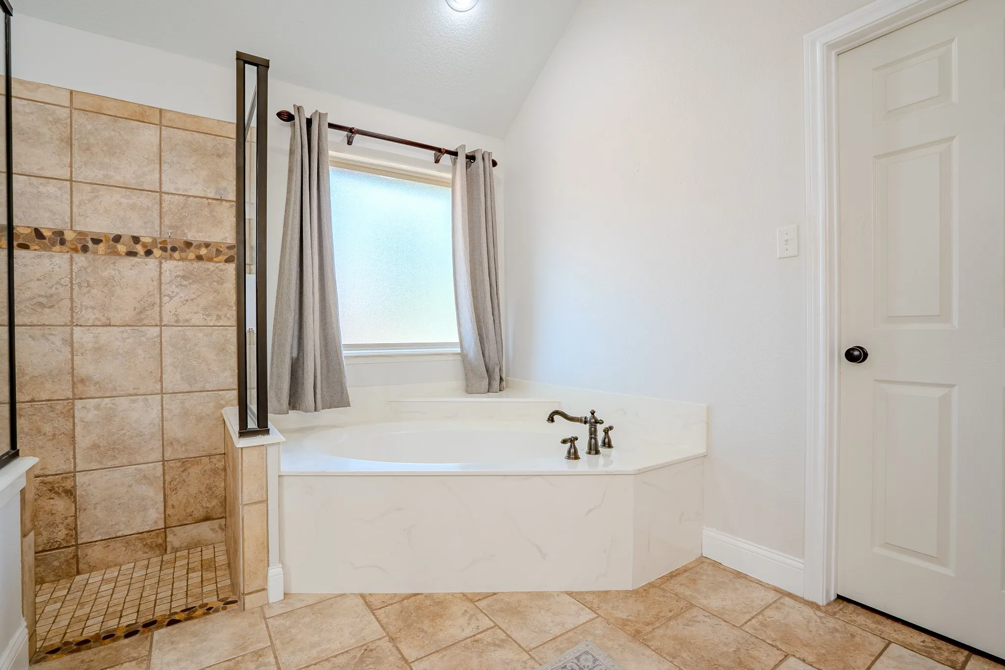 Single Family Residence For Sale in Parker County , 1236 Woodbridge Court, Willow Park, Texas 76087, 4 Bedroom, 3 Bathroom, 3 Garage spaces, 3,006 Sqft, built in 2007, mls#21382252, Real Estate Agent in Willow Park, Homes For Sale in Parker county, Homes For Sale in Willow Park, Realtor in Willow Park Texas, Real Estate Brokerage Independent Realty Texas, Luminita Cordes Realtor