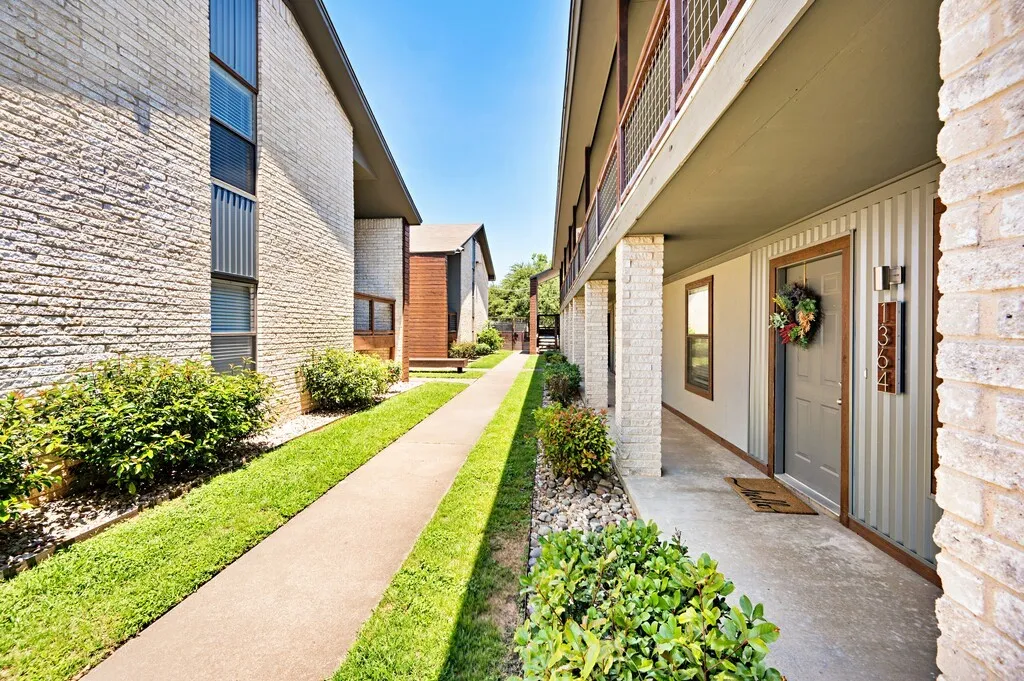 Condominium For Sale in Mc Lennan County , 1362 S 12th Street 22, Waco, Texas 76706, 2 Bedroom, 2 Bathroom, Garage spaces, 958 Sqft, built in 1983, mls#21377573, Real Estate Agent in Waco, Homes For Sale in Mc Lennan county, Homes For Sale in Waco, Realtor in Waco Texas, Real Estate Brokerage Independent Realty Texas, Luminita Cordes Realtor
