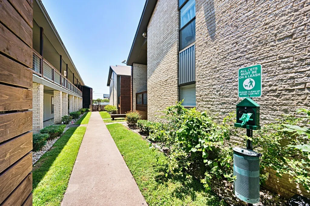 Condominium For Sale in Mc Lennan County , 1362 S 12th Street 22, Waco, Texas 76706, 2 Bedroom, 2 Bathroom, Garage spaces, 958 Sqft, built in 1983, mls#21377573, Real Estate Agent in Waco, Homes For Sale in Mc Lennan county, Homes For Sale in Waco, Realtor in Waco Texas, Real Estate Brokerage Independent Realty Texas, Luminita Cordes Realtor
