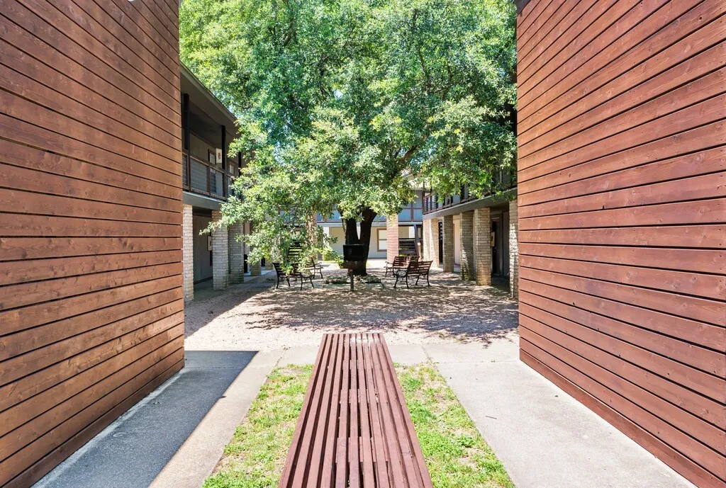 Condominium For Sale in Mc Lennan County , 1362 S 12th Street 22, Waco, Texas 76706, 2 Bedroom, 2 Bathroom, Garage spaces, 958 Sqft, built in 1983, mls#21377573, Real Estate Agent in Waco, Homes For Sale in Mc Lennan county, Homes For Sale in Waco, Realtor in Waco Texas, Real Estate Brokerage Independent Realty Texas, Luminita Cordes Realtor