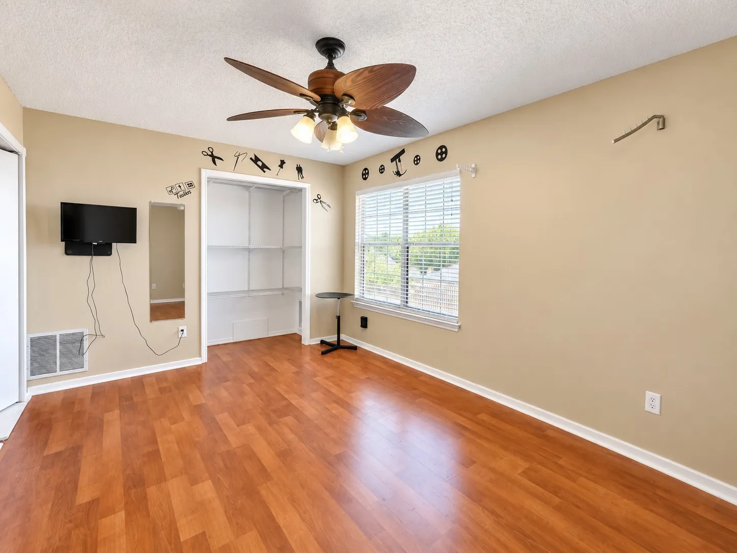 Single Family Residence For Sale in Dallas County , 202 Browning Lane, Grand Prairie, Texas 75052, 3 Bedroom, 3 Bathroom, 2 Garage spaces, 2,312 Sqft, built in 1989, mls#21376753, Real Estate Agent in Grand Prairie, Homes For Sale in Dallas county, Homes For Sale in Grand Prairie, Realtor in Grand Prairie Texas, Real Estate Brokerage Independent Realty Texas, Luminita Cordes Realtor