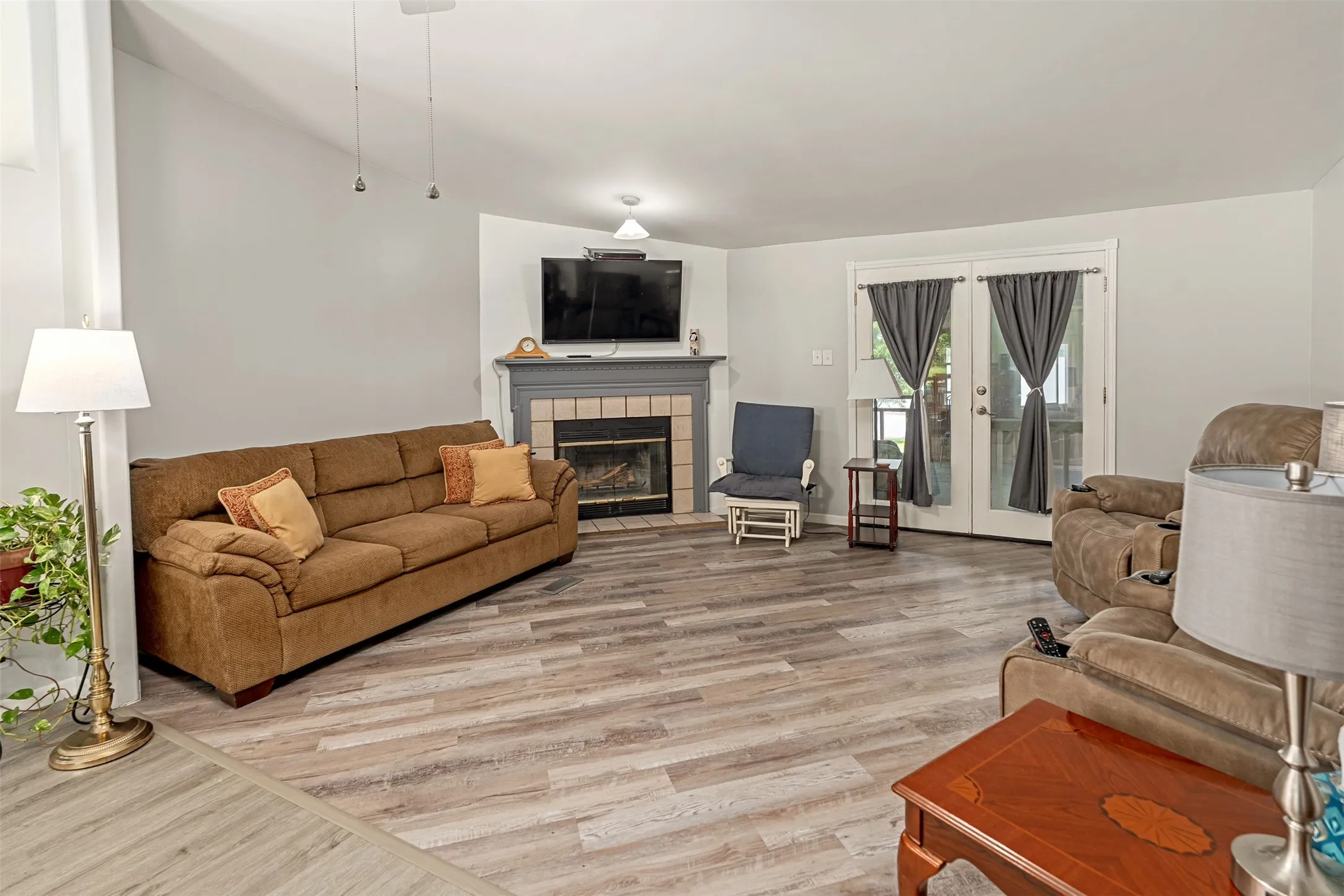 Single Family Residence For Sale in Henderson County , 175 Kings Row, Malakoff, Texas 75148, 4 Bedroom, 2 Bathroom, 2 Garage spaces, 1,728 Sqft, built in 2003, mls#21374139, Real Estate Agent in Malakoff, Homes For Sale in Henderson county, Homes For Sale in Malakoff, Realtor in Malakoff Texas, Real Estate Brokerage Independent Realty Texas, Luminita Cordes Realtor