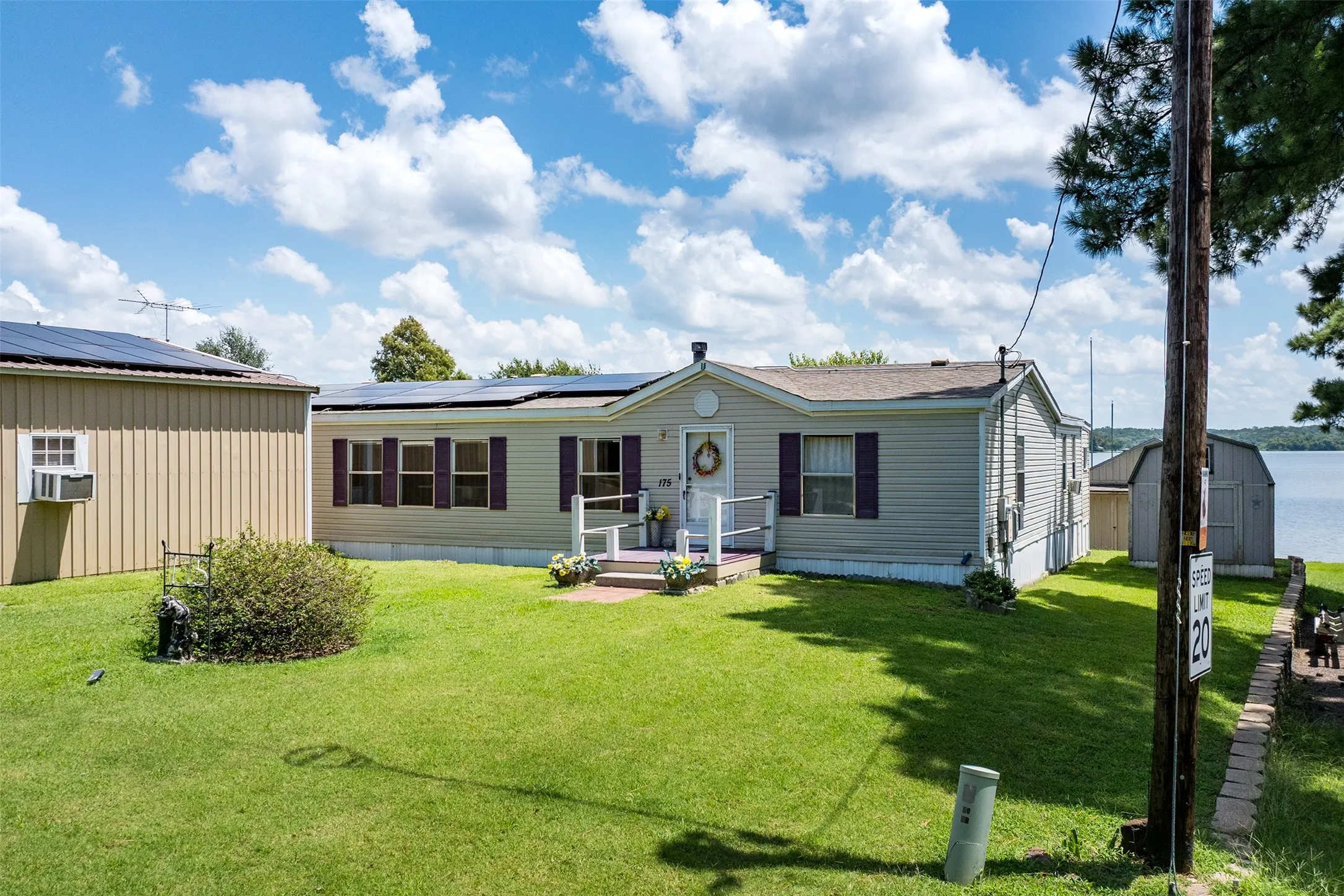 Single Family Residence For Sale in Henderson County , 175 Kings Row, Malakoff, Texas 75148, 4 Bedroom, 2 Bathroom, 2 Garage spaces, 1,728 Sqft, built in 2003, mls#21374139, Real Estate Agent in Malakoff, Homes For Sale in Henderson county, Homes For Sale in Malakoff, Realtor in Malakoff Texas, Real Estate Brokerage Independent Realty Texas, Luminita Cordes Realtor