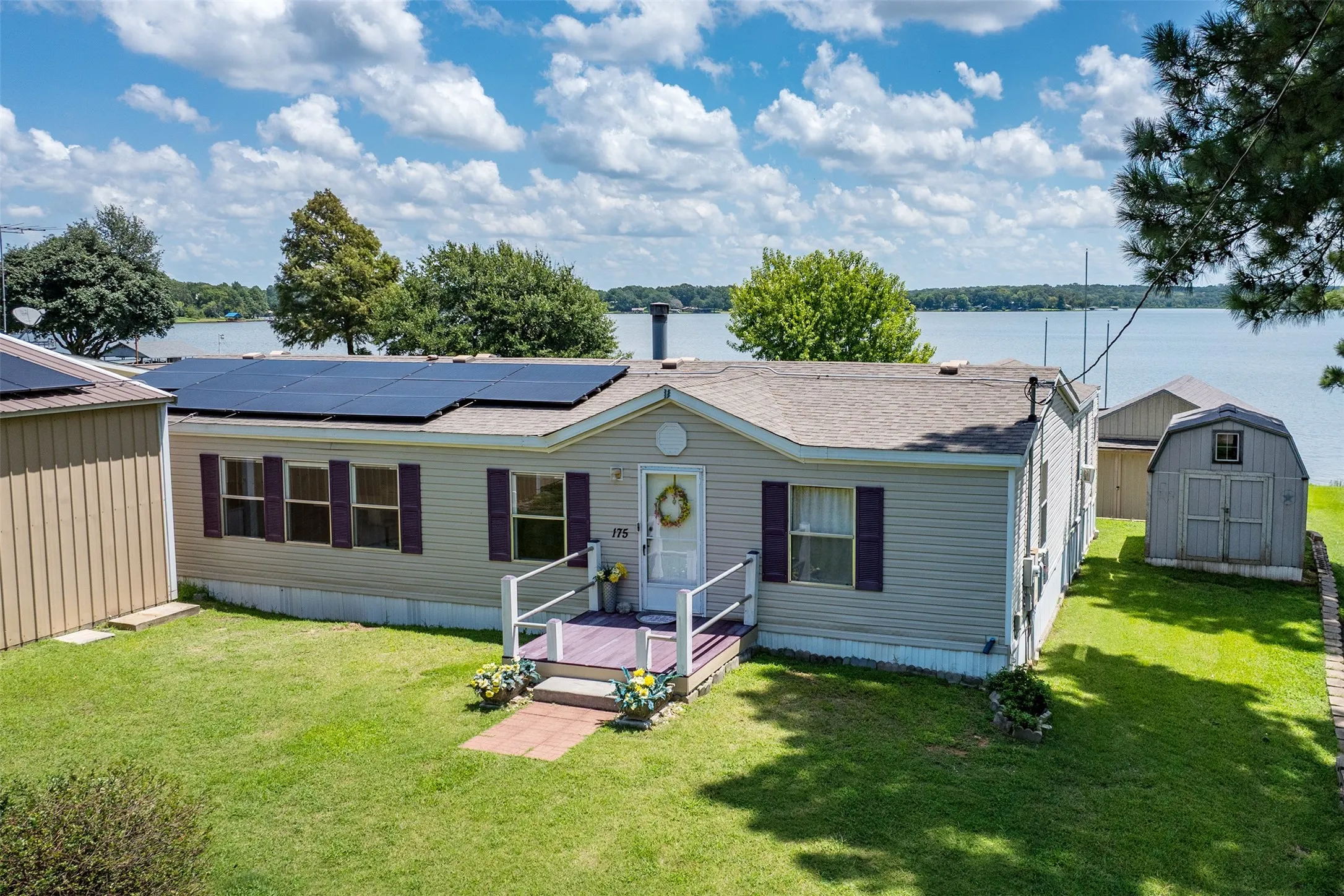 Single Family Residence For Sale in Henderson County , 175 Kings Row, Malakoff, Texas 75148, 4 Bedroom, 2 Bathroom, 2 Garage spaces, 1,728 Sqft, built in 2003, mls#21374139, Real Estate Agent in Malakoff, Homes For Sale in Henderson county, Homes For Sale in Malakoff, Realtor in Malakoff Texas, Real Estate Brokerage Independent Realty Texas, Luminita Cordes Realtor