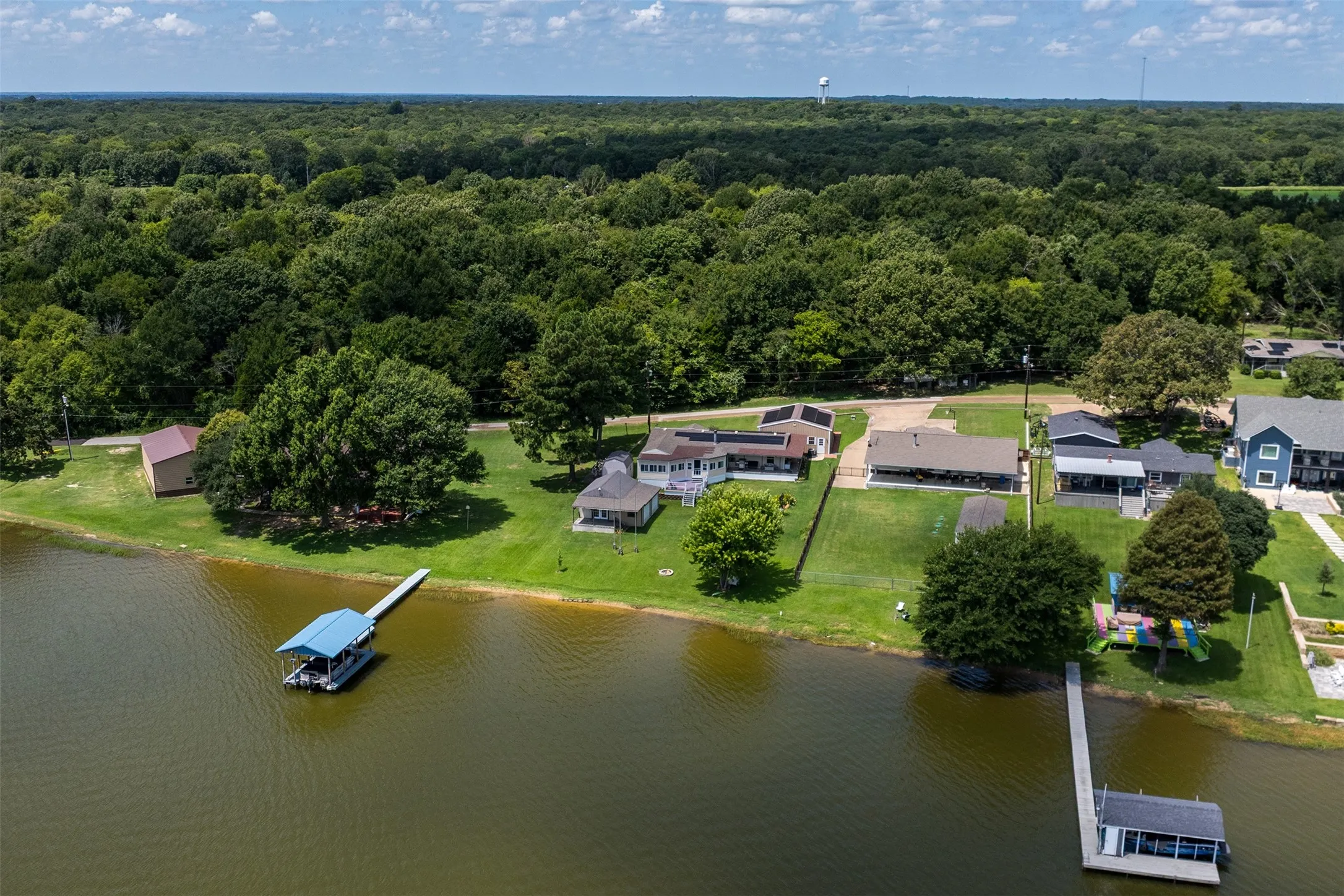Single Family Residence For Sale in Henderson County , 175 Kings Row, Malakoff, Texas 75148, 4 Bedroom, 2 Bathroom, 2 Garage spaces, 1,728 Sqft, built in 2003, mls#21374139, Real Estate Agent in Malakoff, Homes For Sale in Henderson county, Homes For Sale in Malakoff, Realtor in Malakoff Texas, Real Estate Brokerage Independent Realty Texas, Luminita Cordes Realtor