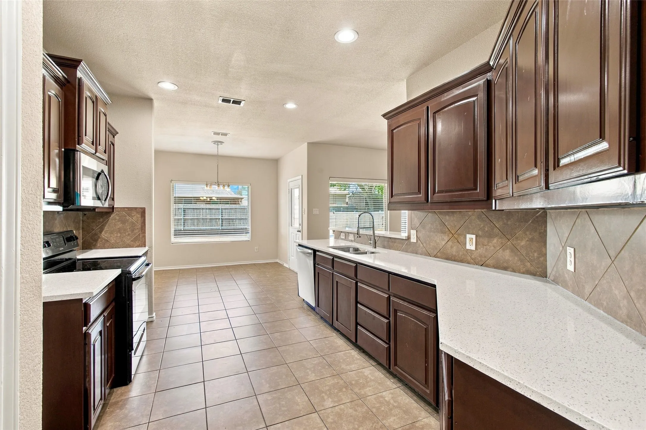 Single Family Residence For Sale in Tarrant County , 11808 Anna Grace Drive, Fort Worth, Texas 76028, 3 Bedroom, 2 Bathroom, 2 Garage spaces, 1,583 Sqft, built in 2014, mls#21384949, Real Estate Agent in Fort Worth, Homes For Sale in Tarrant county, Homes For Sale in Fort Worth, Realtor in Fort Worth Texas, Real Estate Brokerage Independent Realty Texas, Luminita Cordes Realtor