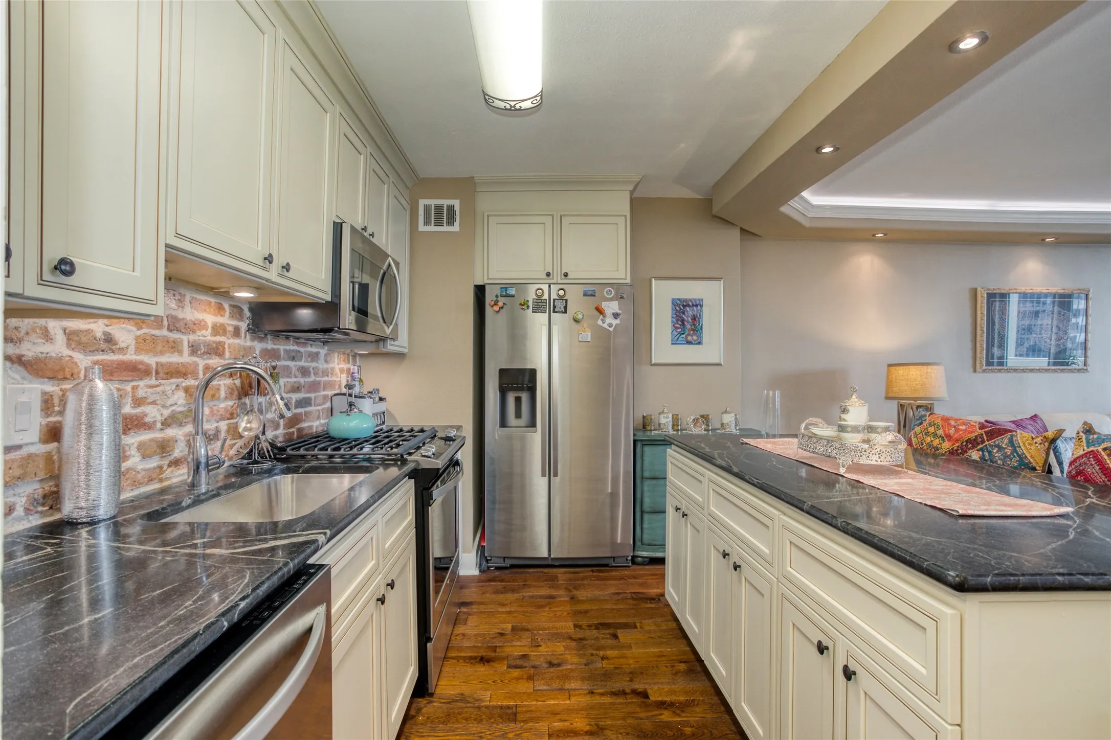 Condominium For Rent in Dallas County , 3883 Turtle Creek Boulevard 1811, Dallas, Texas 75219, 1 Bedroom, 1 Bathroom, 1 Garage spaces, 774 Sqft, built in 1963, mls#21385547, Real Estate Agent in Dallas, Homes For Rent in Dallas county, Homes For Rent in Dallas, Realtor in Dallas Texas, Real Estate Brokerage Independent Realty Texas, Luminita Cordes Realtor