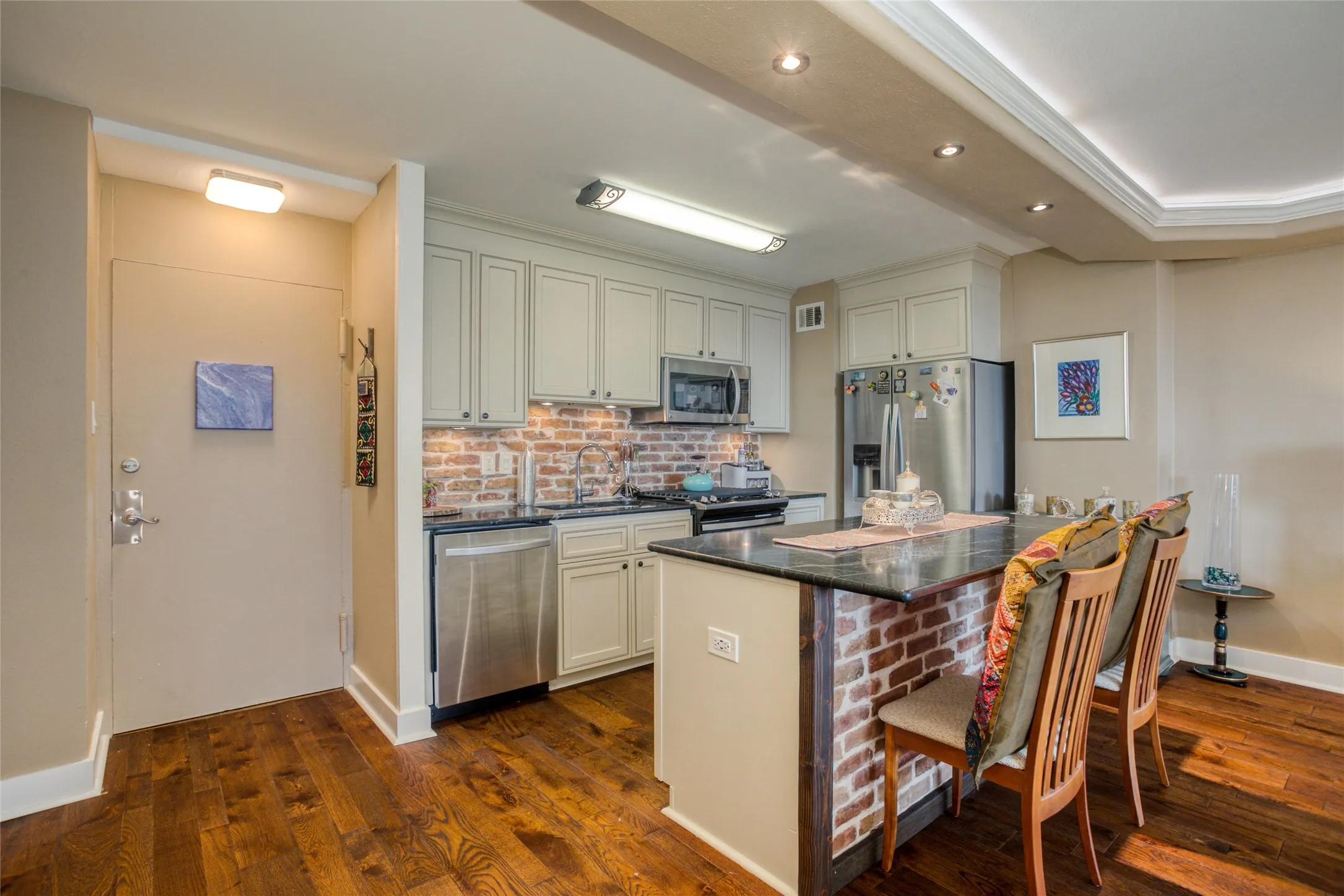 Condominium For Rent in Dallas County , 3883 Turtle Creek Boulevard 1811, Dallas, Texas 75219, 1 Bedroom, 1 Bathroom, 1 Garage spaces, 774 Sqft, built in 1963, mls#21385547, Real Estate Agent in Dallas, Homes For Rent in Dallas county, Homes For Rent in Dallas, Realtor in Dallas Texas, Real Estate Brokerage Independent Realty Texas, Luminita Cordes Realtor