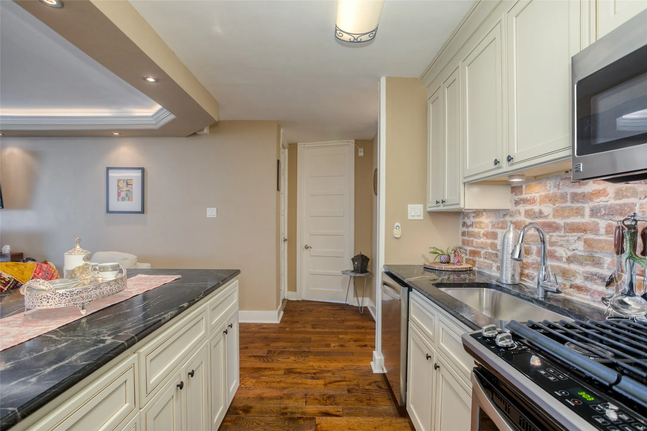 Condominium For Rent in Dallas County , 3883 Turtle Creek Boulevard 1811, Dallas, Texas 75219, 1 Bedroom, 1 Bathroom, 1 Garage spaces, 774 Sqft, built in 1963, mls#21385547, Real Estate Agent in Dallas, Homes For Rent in Dallas county, Homes For Rent in Dallas, Realtor in Dallas Texas, Real Estate Brokerage Independent Realty Texas, Luminita Cordes Realtor