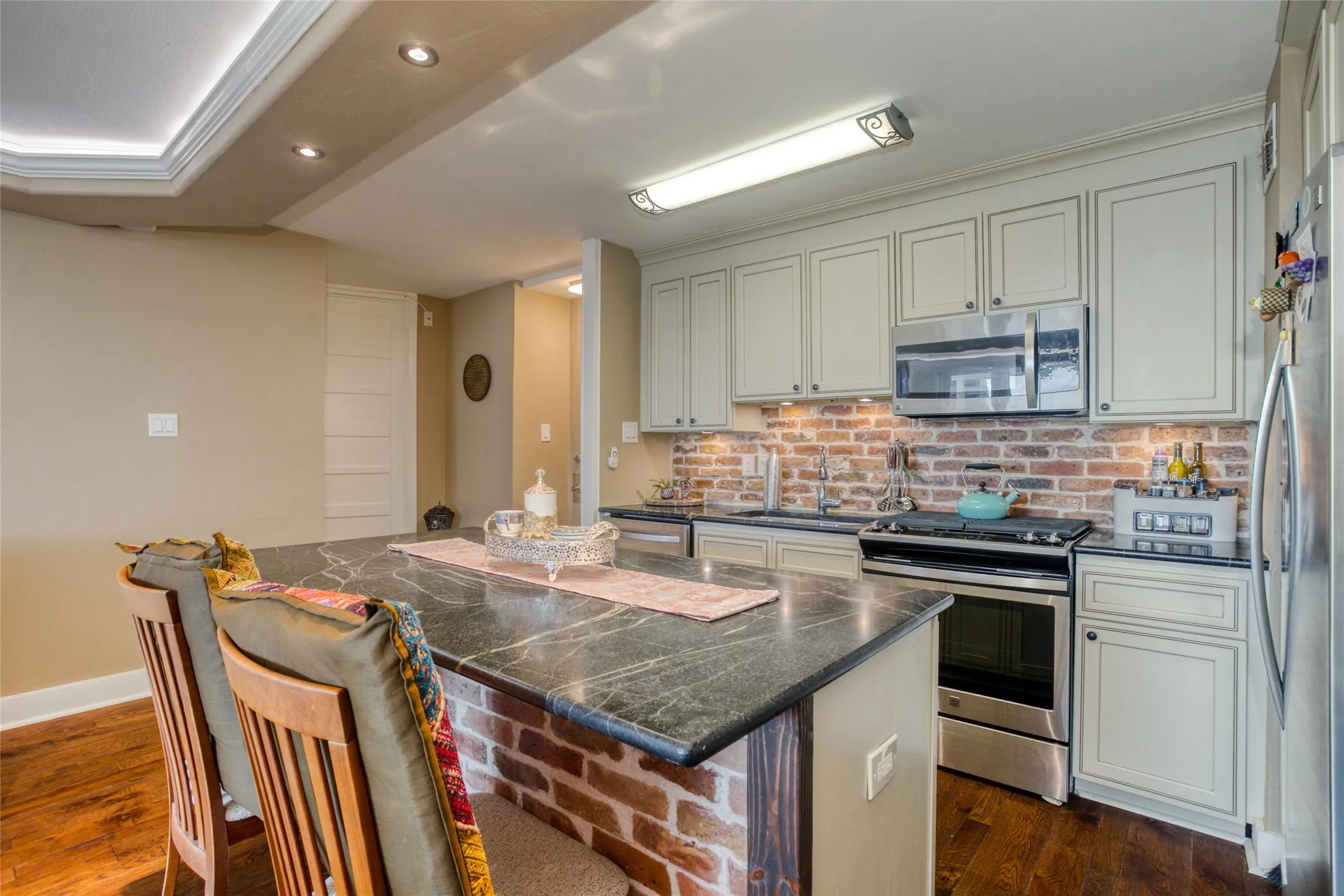 Condominium For Rent in Dallas County , 3883 Turtle Creek Boulevard 1811, Dallas, Texas 75219, 1 Bedroom, 1 Bathroom, 1 Garage spaces, 774 Sqft, built in 1963, mls#21385547, Real Estate Agent in Dallas, Homes For Rent in Dallas county, Homes For Rent in Dallas, Realtor in Dallas Texas, Real Estate Brokerage Independent Realty Texas, Luminita Cordes Realtor