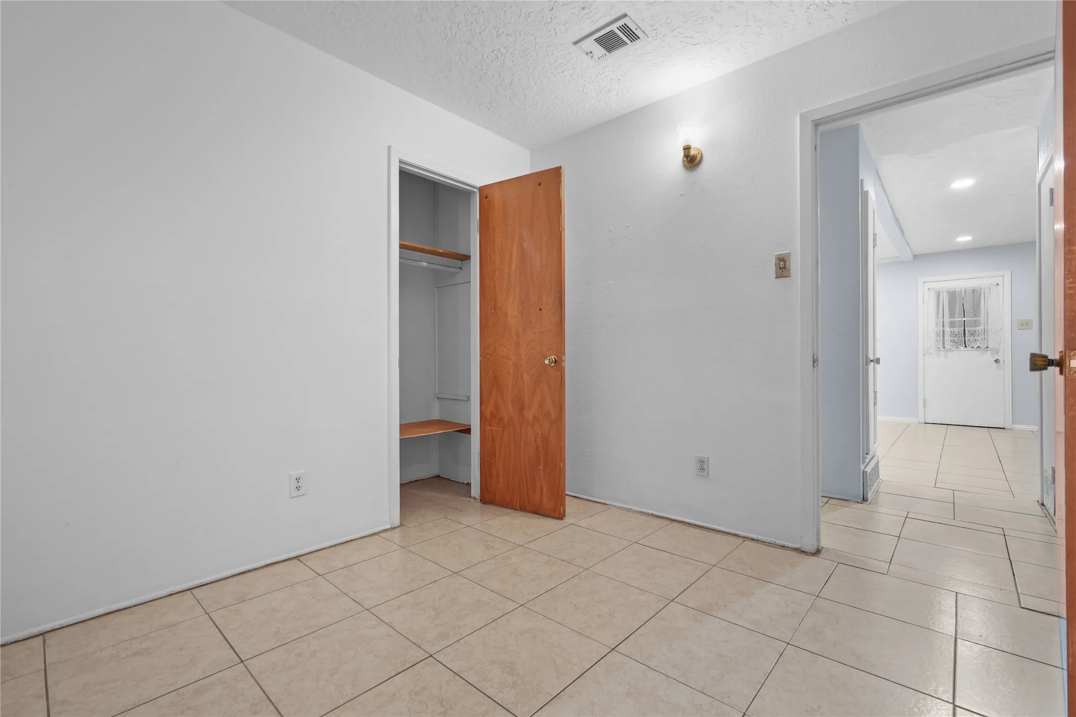 Single Family Residence For Rent in Dallas County , 1809 Anderson Street, Irving, Texas 75062, 4 Bedroom, 2 Bathroom, Garage spaces, 1,242 Sqft, built in 1960, mls#21385686, Real Estate Agent in Irving, Homes For Rent in Dallas county, Homes For Rent in Irving, Realtor in Irving Texas, Real Estate Brokerage Independent Realty Texas, Luminita Cordes Realtor