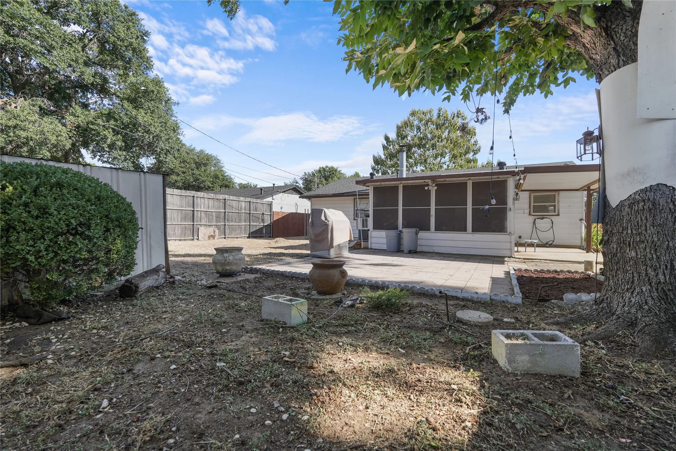 Single Family Residence For Rent in Dallas County , 1809 Anderson Street, Irving, Texas 75062, 4 Bedroom, 2 Bathroom, Garage spaces, 1,242 Sqft, built in 1960, mls#21385686, Real Estate Agent in Irving, Homes For Rent in Dallas county, Homes For Rent in Irving, Realtor in Irving Texas, Real Estate Brokerage Independent Realty Texas, Luminita Cordes Realtor