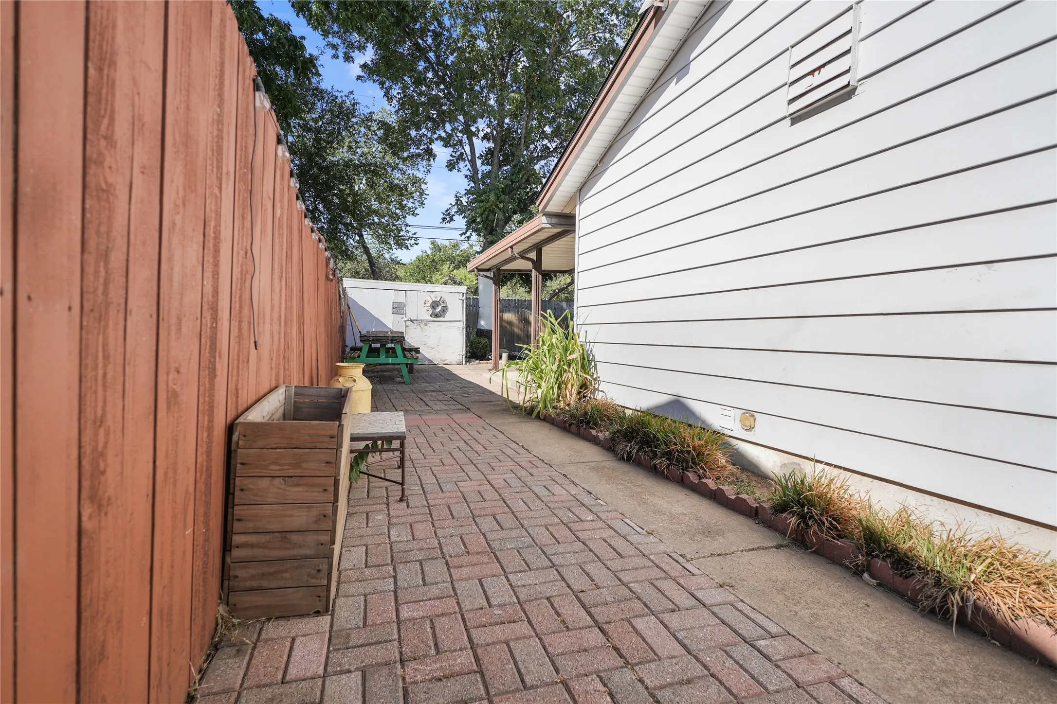 Single Family Residence For Rent in Dallas County , 1809 Anderson Street, Irving, Texas 75062, 4 Bedroom, 2 Bathroom, Garage spaces, 1,242 Sqft, built in 1960, mls#21385686, Real Estate Agent in Irving, Homes For Rent in Dallas county, Homes For Rent in Irving, Realtor in Irving Texas, Real Estate Brokerage Independent Realty Texas, Luminita Cordes Realtor