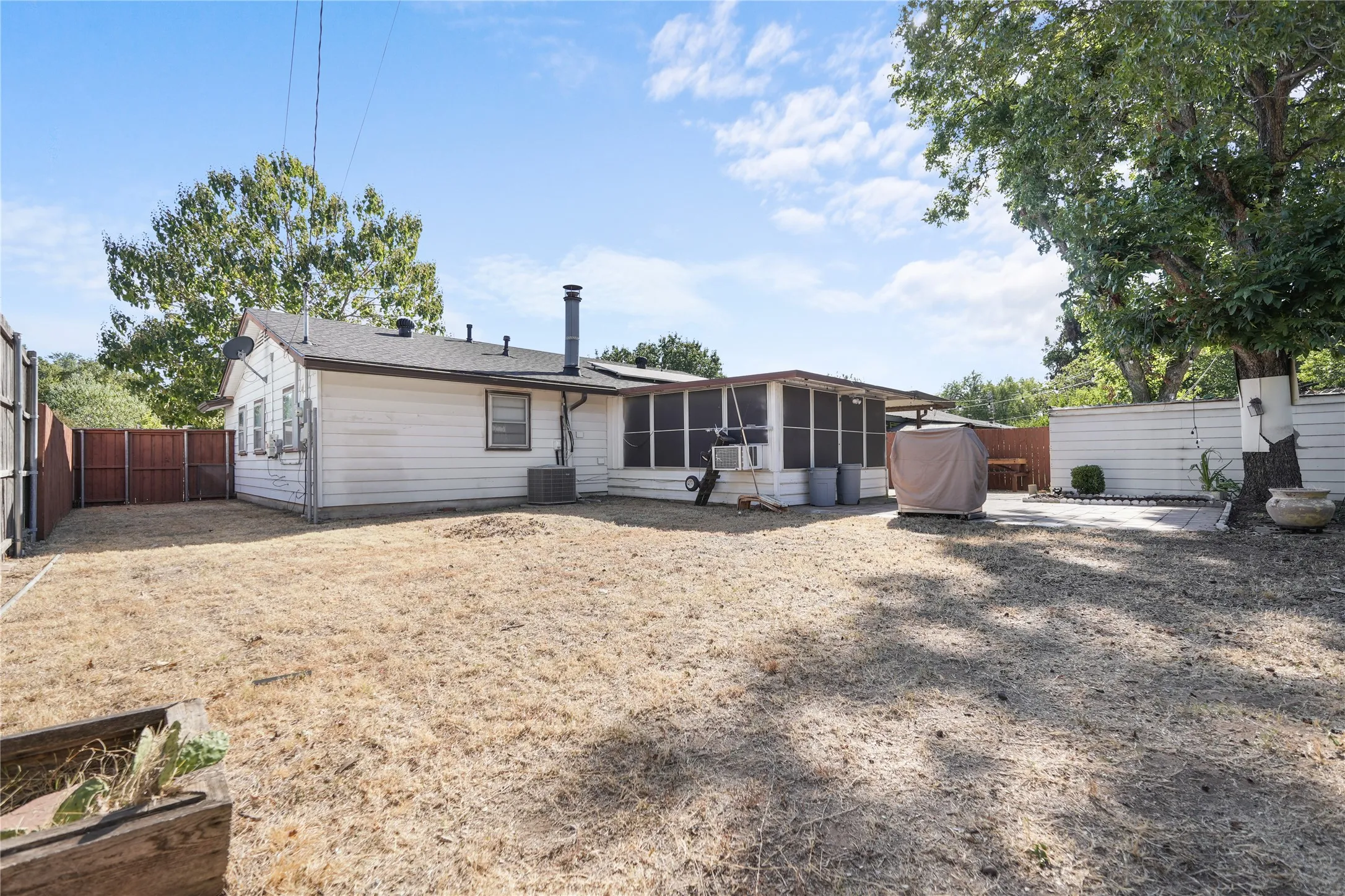 Single Family Residence For Rent in Dallas County , 1809 Anderson Street, Irving, Texas 75062, 4 Bedroom, 2 Bathroom, Garage spaces, 1,242 Sqft, built in 1960, mls#21385686, Real Estate Agent in Irving, Homes For Rent in Dallas county, Homes For Rent in Irving, Realtor in Irving Texas, Real Estate Brokerage Independent Realty Texas, Luminita Cordes Realtor