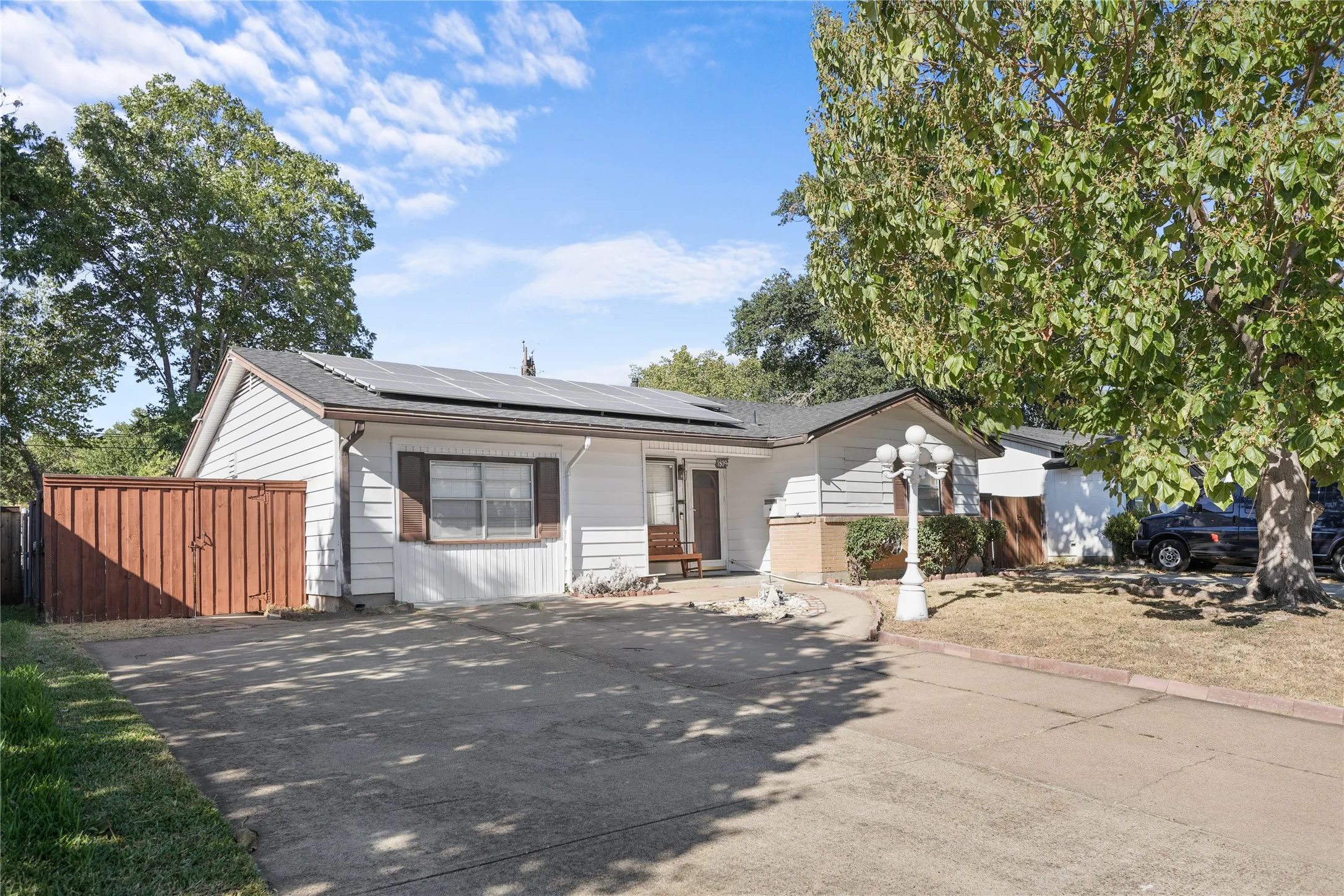 Single Family Residence For Rent in Dallas County , 1809 Anderson Street, Irving, Texas 75062, 4 Bedroom, 2 Bathroom, Garage spaces, 1,242 Sqft, built in 1960, mls#21385686, Real Estate Agent in Irving, Homes For Rent in Dallas county, Homes For Rent in Irving, Realtor in Irving Texas, Real Estate Brokerage Independent Realty Texas, Luminita Cordes Realtor