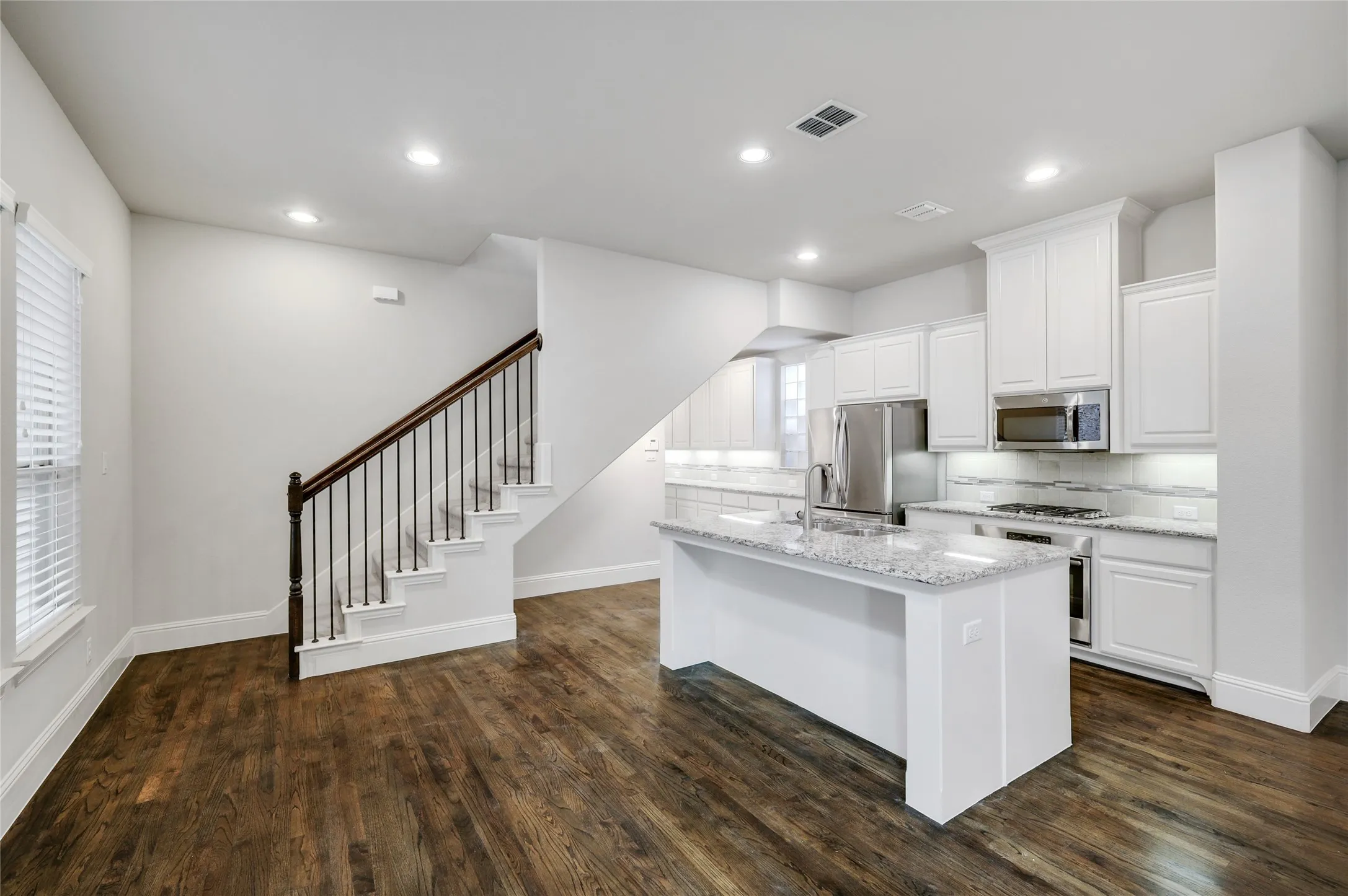 Single Family Residence For Rent in Denton County , 620 Surrey Lane, Flower Mound, Texas 75022, 4 Bedroom, 3 Bathroom, 2 Garage spaces, 2,553 Sqft, built in 2015, mls#21383290, Real Estate Agent in Flower Mound, Homes For Rent in Denton county, Homes For Rent in Flower Mound, Realtor in Flower Mound Texas, Real Estate Brokerage Independent Realty Texas, Luminita Cordes Realtor