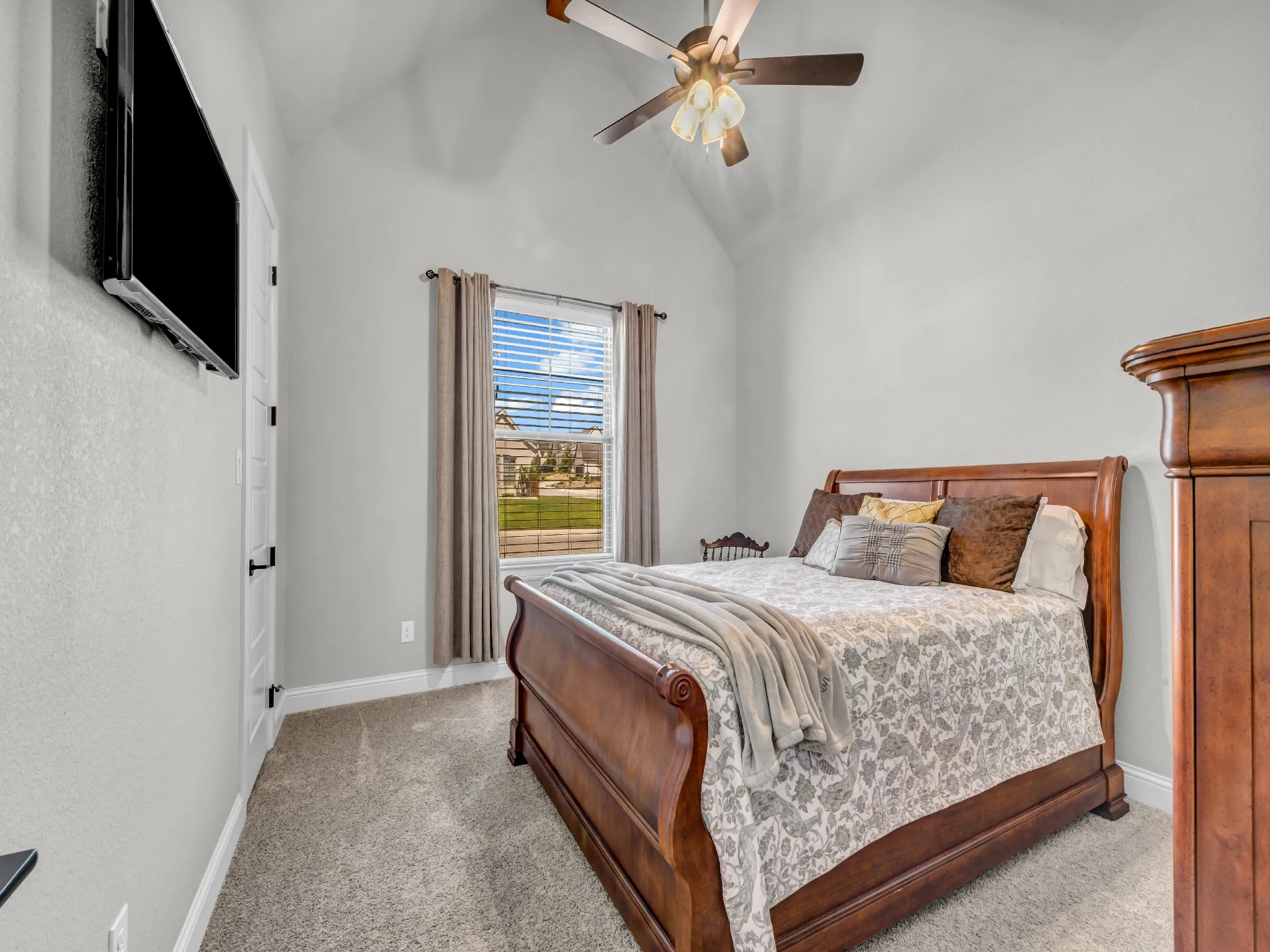 Single Family Residence For Sale in Parker County , 1217 Crown Valley Drive, Weatherford, Texas 76087, 3 Bedroom, 3 Bathroom, 3 Garage spaces, 2,985 Sqft, built in 2022, mls#21385693, Real Estate Agent in Weatherford, Homes For Sale in Parker county, Homes For Sale in Weatherford, Realtor in Weatherford Texas, Real Estate Brokerage Independent Realty Texas, Luminita Cordes Realtor