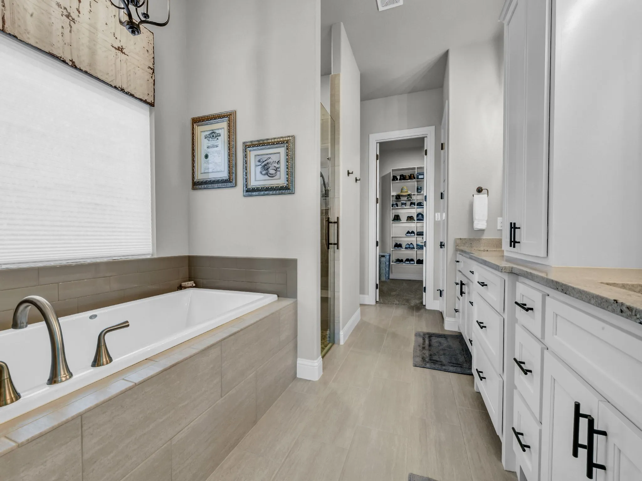 Single Family Residence For Sale in Parker County , 1217 Crown Valley Drive, Weatherford, Texas 76087, 3 Bedroom, 3 Bathroom, 3 Garage spaces, 2,985 Sqft, built in 2022, mls#21385693, Real Estate Agent in Weatherford, Homes For Sale in Parker county, Homes For Sale in Weatherford, Realtor in Weatherford Texas, Real Estate Brokerage Independent Realty Texas, Luminita Cordes Realtor