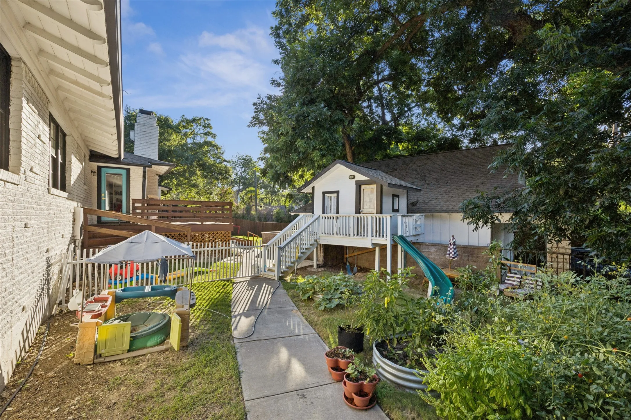 Single Family Residence For Rent in Dallas County , 1657 Nob Hill Road, Dallas, Texas 75208, 4 Bedroom, 2 Bathroom, 2 Garage spaces, 2,330 Sqft, built in 1954, mls#21385703, Real Estate Agent in Dallas, Homes For Rent in Dallas county, Homes For Rent in Dallas, Realtor in Dallas Texas, Real Estate Brokerage Independent Realty Texas, Luminita Cordes Realtor