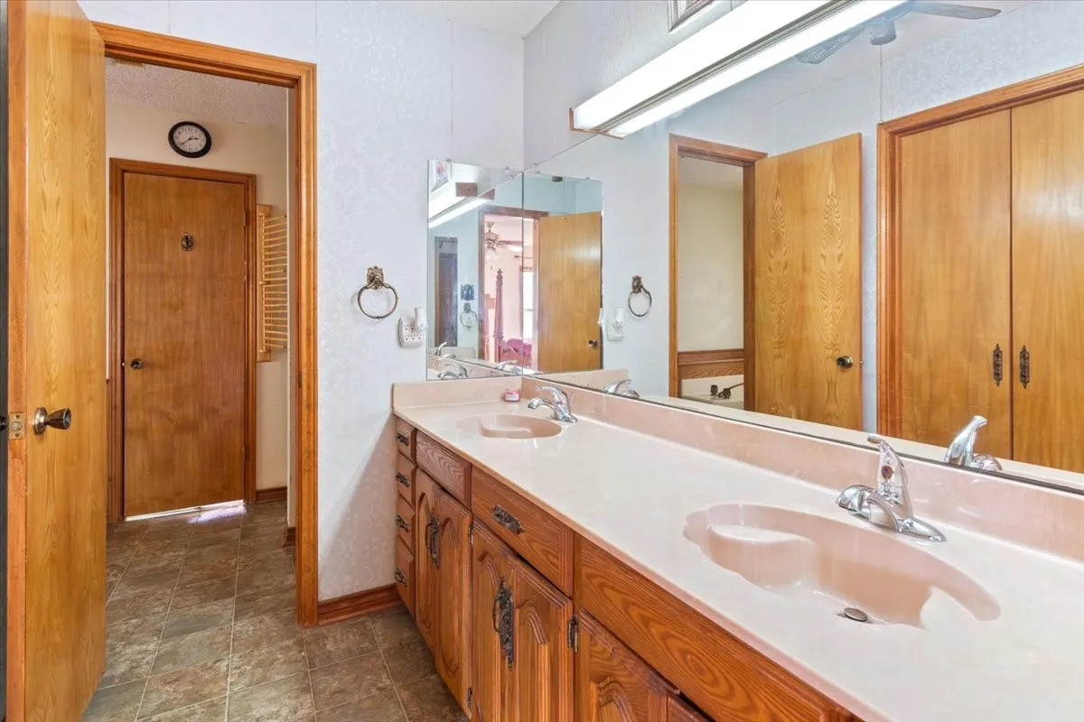Farm For Sale in Freestone County , 649 E US Highway 84, Fairfield, Texas 75840, 3 Bedroom, 3 Bathroom, 2 Garage spaces, 2,858 Sqft, built in 1968, mls#21385706, Real Estate Agent in Fairfield, Homes For Sale in Freestone county, Homes For Sale in Fairfield, Realtor in Fairfield Texas, Real Estate Brokerage Independent Realty Texas, Luminita Cordes Realtor