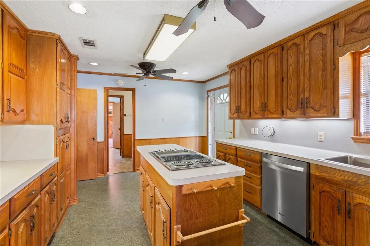 Farm For Sale in Freestone County , 649 E US Highway 84, Fairfield, Texas 75840, 3 Bedroom, 3 Bathroom, 2 Garage spaces, 2,858 Sqft, built in 1968, mls#21385706, Real Estate Agent in Fairfield, Homes For Sale in Freestone county, Homes For Sale in Fairfield, Realtor in Fairfield Texas, Real Estate Brokerage Independent Realty Texas, Luminita Cordes Realtor
