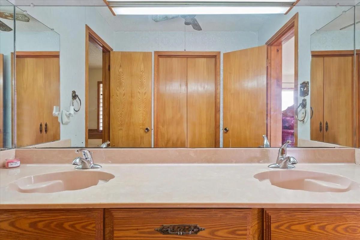 Farm For Sale in Freestone County , 649 E US Highway 84, Fairfield, Texas 75840, 3 Bedroom, 3 Bathroom, 2 Garage spaces, 2,858 Sqft, built in 1968, mls#21385706, Real Estate Agent in Fairfield, Homes For Sale in Freestone county, Homes For Sale in Fairfield, Realtor in Fairfield Texas, Real Estate Brokerage Independent Realty Texas, Luminita Cordes Realtor