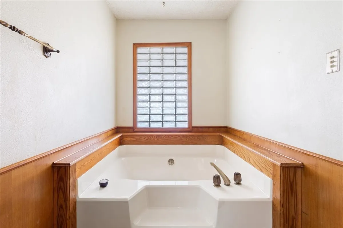 Farm For Sale in Freestone County , 649 E US Highway 84, Fairfield, Texas 75840, 3 Bedroom, 3 Bathroom, 2 Garage spaces, 2,858 Sqft, built in 1968, mls#21385706, Real Estate Agent in Fairfield, Homes For Sale in Freestone county, Homes For Sale in Fairfield, Realtor in Fairfield Texas, Real Estate Brokerage Independent Realty Texas, Luminita Cordes Realtor