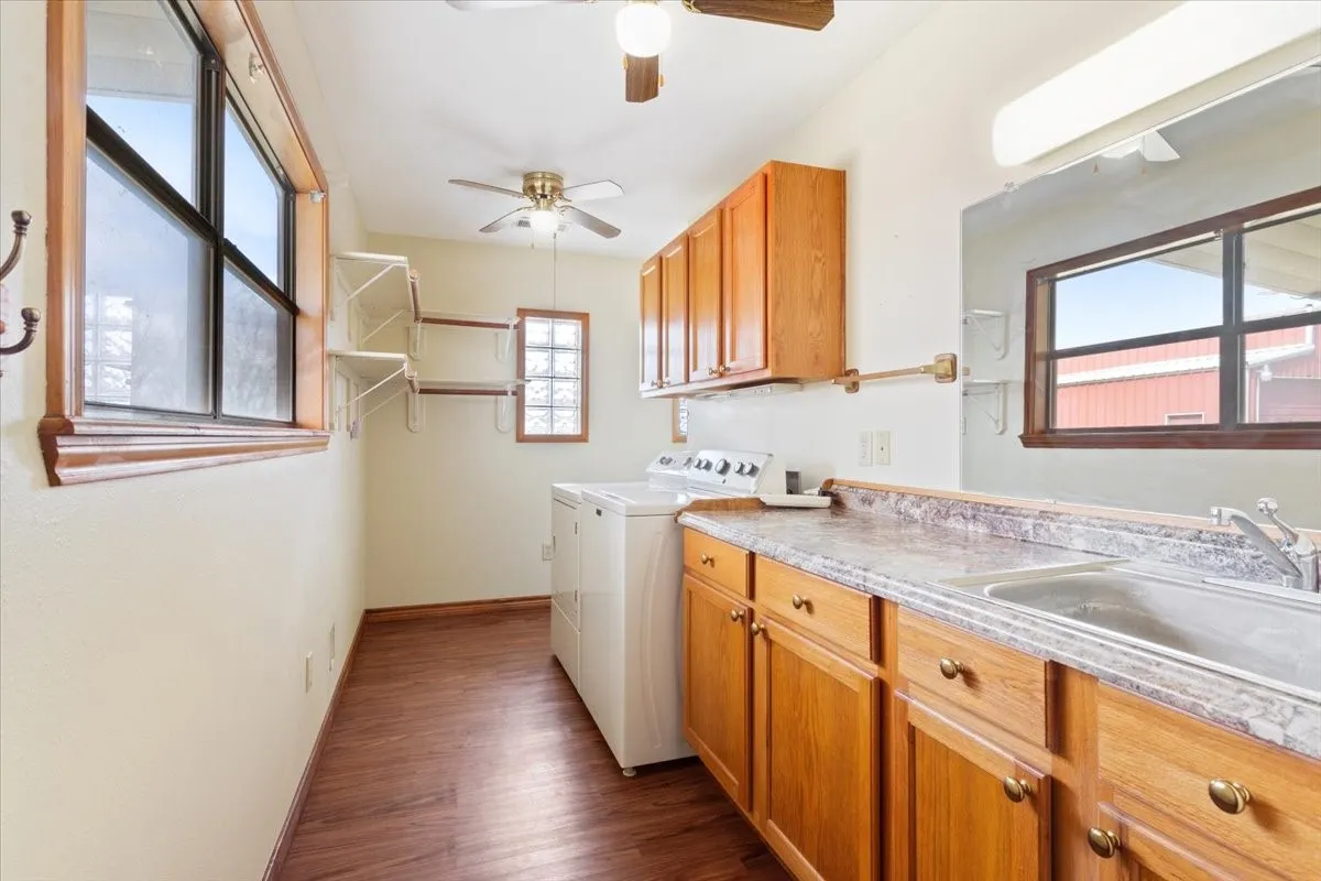 Farm For Sale in Freestone County , 649 E US Highway 84, Fairfield, Texas 75840, 3 Bedroom, 3 Bathroom, 2 Garage spaces, 2,858 Sqft, built in 1968, mls#21385706, Real Estate Agent in Fairfield, Homes For Sale in Freestone county, Homes For Sale in Fairfield, Realtor in Fairfield Texas, Real Estate Brokerage Independent Realty Texas, Luminita Cordes Realtor