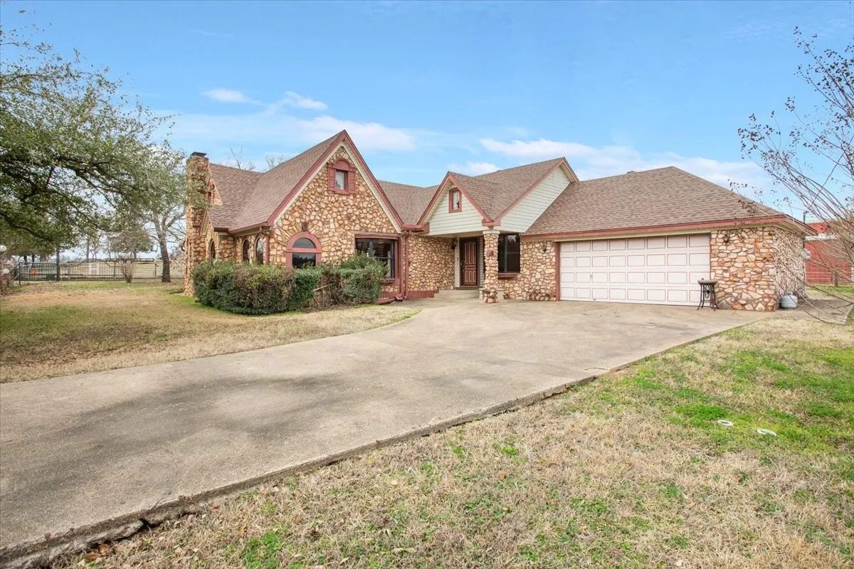 Farm For Sale in Freestone County , 649 E US Highway 84, Fairfield, Texas 75840, 3 Bedroom, 3 Bathroom, 2 Garage spaces, 2,858 Sqft, built in 1968, mls#21385706, Real Estate Agent in Fairfield, Homes For Sale in Freestone county, Homes For Sale in Fairfield, Realtor in Fairfield Texas, Real Estate Brokerage Independent Realty Texas, Luminita Cordes Realtor