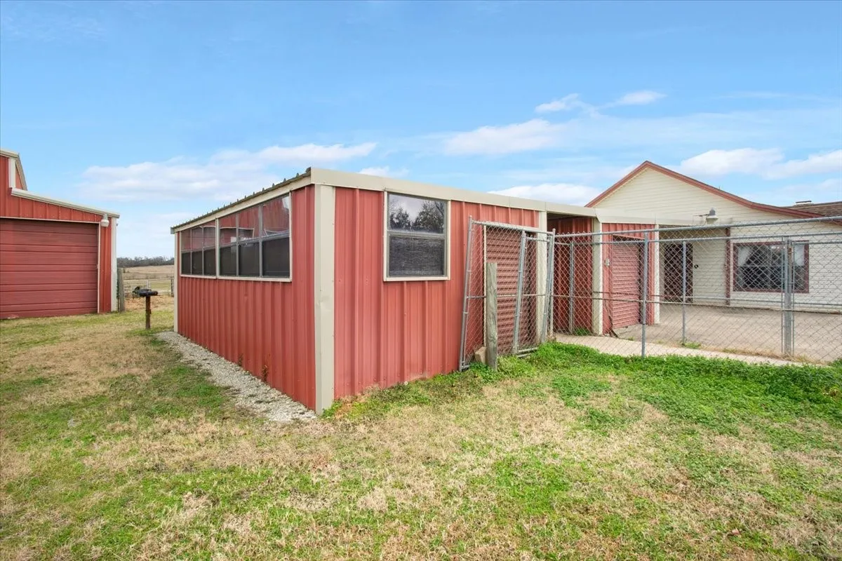 Farm For Sale in Freestone County , 649 E US Highway 84, Fairfield, Texas 75840, 3 Bedroom, 3 Bathroom, 2 Garage spaces, 2,858 Sqft, built in 1968, mls#21385706, Real Estate Agent in Fairfield, Homes For Sale in Freestone county, Homes For Sale in Fairfield, Realtor in Fairfield Texas, Real Estate Brokerage Independent Realty Texas, Luminita Cordes Realtor
