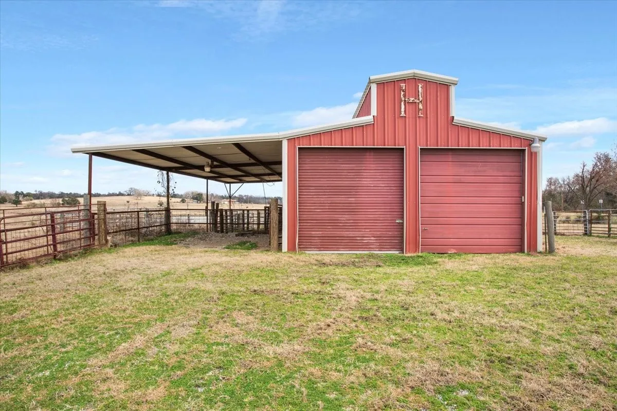 Farm For Sale in Freestone County , 649 E US Highway 84, Fairfield, Texas 75840, 3 Bedroom, 3 Bathroom, 2 Garage spaces, 2,858 Sqft, built in 1968, mls#21385706, Real Estate Agent in Fairfield, Homes For Sale in Freestone county, Homes For Sale in Fairfield, Realtor in Fairfield Texas, Real Estate Brokerage Independent Realty Texas, Luminita Cordes Realtor