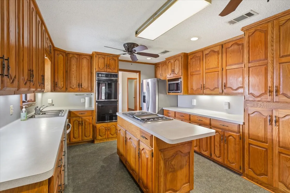 Farm For Sale in Freestone County , 649 E US Highway 84, Fairfield, Texas 75840, 3 Bedroom, 3 Bathroom, 2 Garage spaces, 2,858 Sqft, built in 1968, mls#21385706, Real Estate Agent in Fairfield, Homes For Sale in Freestone county, Homes For Sale in Fairfield, Realtor in Fairfield Texas, Real Estate Brokerage Independent Realty Texas, Luminita Cordes Realtor
