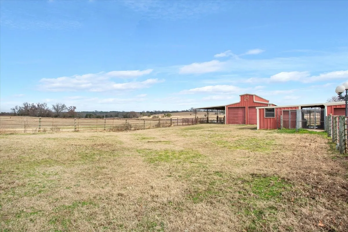 Farm For Sale in Freestone County , 649 E US Highway 84, Fairfield, Texas 75840, 3 Bedroom, 3 Bathroom, 2 Garage spaces, 2,858 Sqft, built in 1968, mls#21385706, Real Estate Agent in Fairfield, Homes For Sale in Freestone county, Homes For Sale in Fairfield, Realtor in Fairfield Texas, Real Estate Brokerage Independent Realty Texas, Luminita Cordes Realtor