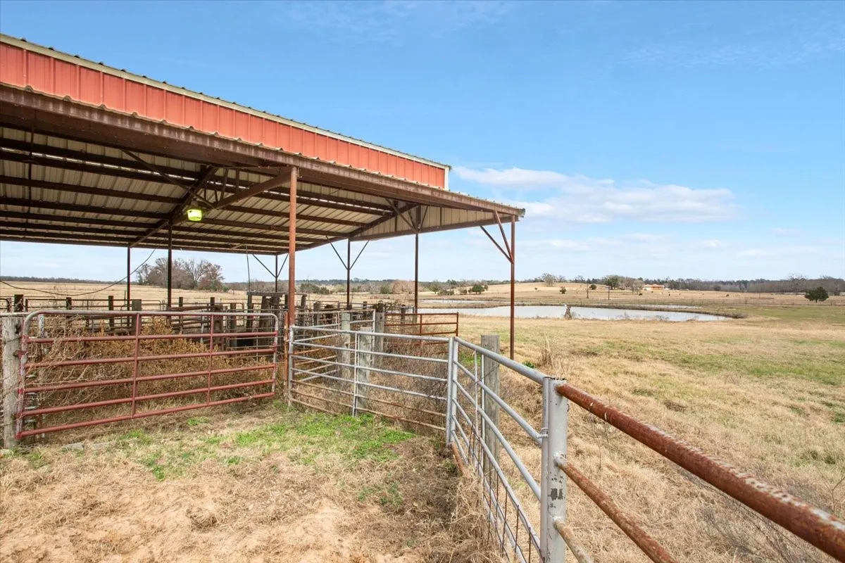 Farm For Sale in Freestone County , 649 E US Highway 84, Fairfield, Texas 75840, 3 Bedroom, 3 Bathroom, 2 Garage spaces, 2,858 Sqft, built in 1968, mls#21385706, Real Estate Agent in Fairfield, Homes For Sale in Freestone county, Homes For Sale in Fairfield, Realtor in Fairfield Texas, Real Estate Brokerage Independent Realty Texas, Luminita Cordes Realtor