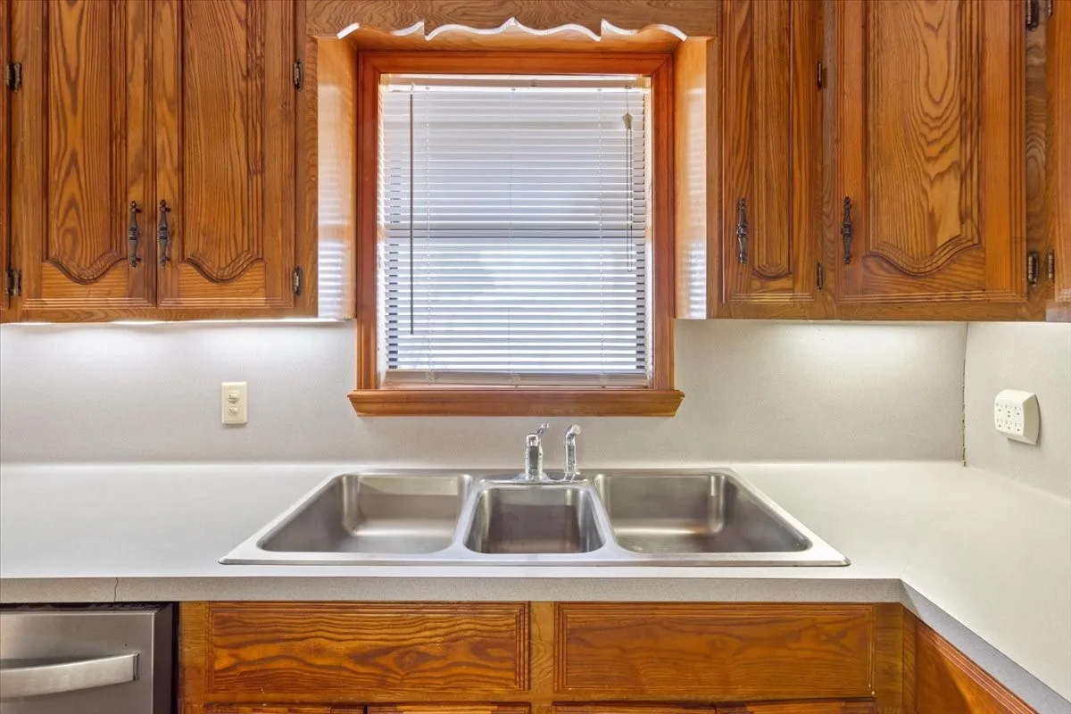 Farm For Sale in Freestone County , 649 E US Highway 84, Fairfield, Texas 75840, 3 Bedroom, 3 Bathroom, 2 Garage spaces, 2,858 Sqft, built in 1968, mls#21385706, Real Estate Agent in Fairfield, Homes For Sale in Freestone county, Homes For Sale in Fairfield, Realtor in Fairfield Texas, Real Estate Brokerage Independent Realty Texas, Luminita Cordes Realtor