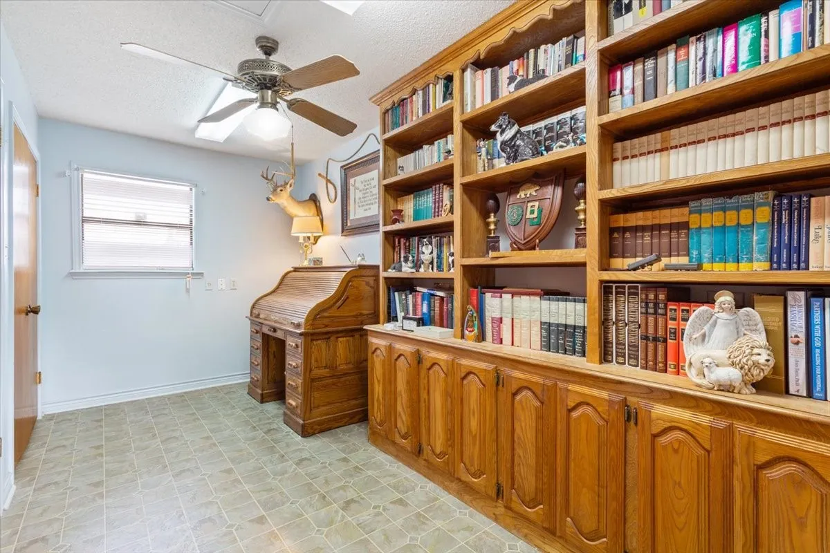 Farm For Sale in Freestone County , 649 E US Highway 84, Fairfield, Texas 75840, 3 Bedroom, 3 Bathroom, 2 Garage spaces, 2,858 Sqft, built in 1968, mls#21385706, Real Estate Agent in Fairfield, Homes For Sale in Freestone county, Homes For Sale in Fairfield, Realtor in Fairfield Texas, Real Estate Brokerage Independent Realty Texas, Luminita Cordes Realtor