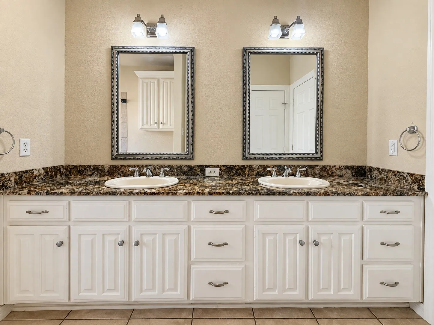 Single Family Residence For Sale in Tarrant County , 6549 Blue Grass Drive, Watauga, Texas 76148, 3 Bedroom, 2 Bathroom, 2 Garage spaces, 1,753 Sqft, built in 2007, mls#21381112, Real Estate Agent in Watauga, Homes For Sale in Tarrant county, Homes For Sale in Watauga, Realtor in Watauga Texas, Real Estate Brokerage Independent Realty Texas, Luminita Cordes Realtor