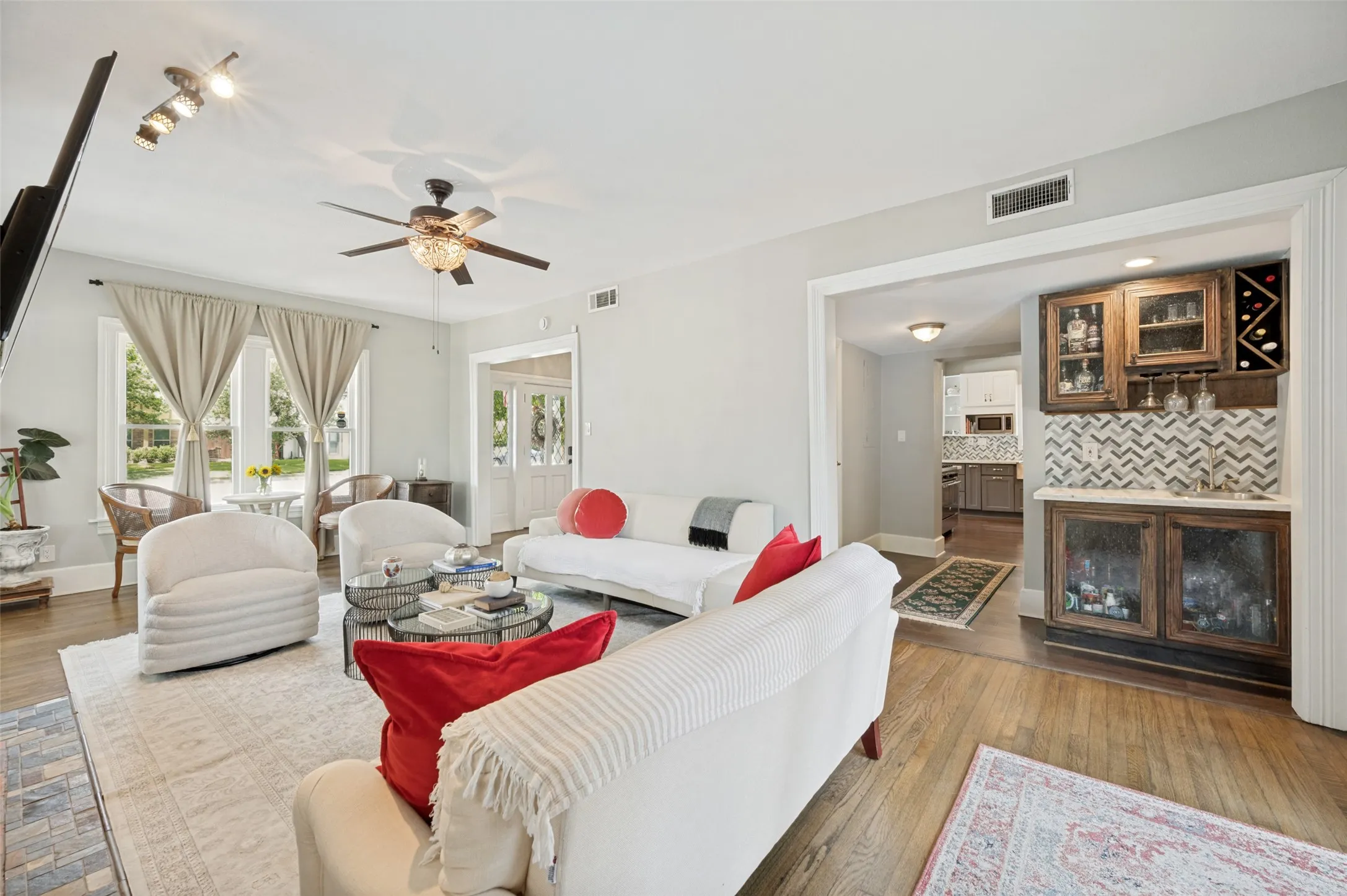 Single Family Residence For Sale in Dallas County , 5602 Reiger Avenue, Dallas, Texas 75214, 4 Bedroom, 3 Bathroom, Garage spaces, 2,238 Sqft, built in 1927, mls#21385724, Real Estate Agent in Dallas, Homes For Sale in Dallas county, Homes For Sale in Dallas, Realtor in Dallas Texas, Real Estate Brokerage Independent Realty Texas, Luminita Cordes Realtor