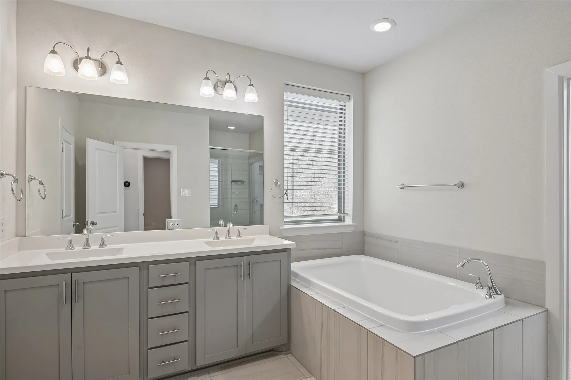 primary bath with deep soaking tub