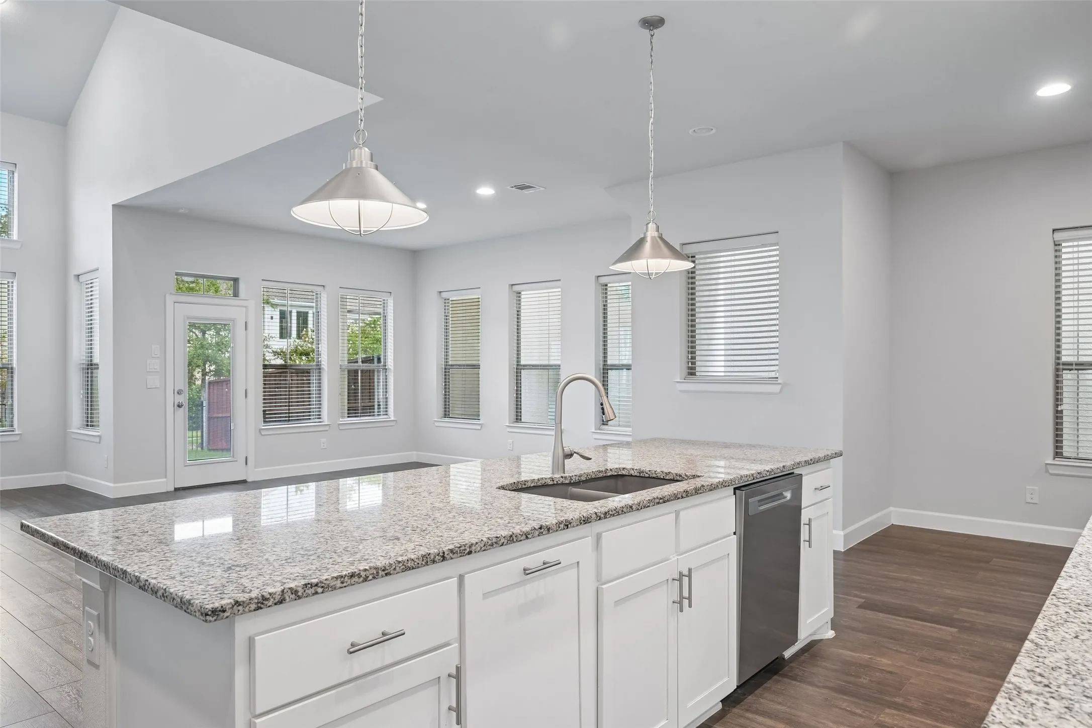 Single Family Residence For Rent in Dallas County , 623 Aspen Valley Lane, Dallas, Texas 75208, 3 Bedroom, 3 Bathroom, 2 Garage spaces, 2,489 Sqft, built in 2018, mls#21385720, Real Estate Agent in Dallas, Homes For Rent in Dallas county, Homes For Rent in Dallas, Realtor in Dallas Texas, Real Estate Brokerage Independent Realty Texas, Luminita Cordes Realtor