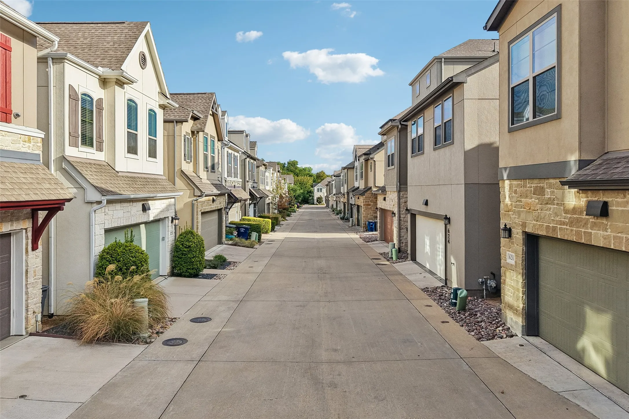 Single Family Residence For Rent in Dallas County , 623 Aspen Valley Lane, Dallas, Texas 75208, 3 Bedroom, 3 Bathroom, 2 Garage spaces, 2,489 Sqft, built in 2018, mls#21385720, Real Estate Agent in Dallas, Homes For Rent in Dallas county, Homes For Rent in Dallas, Realtor in Dallas Texas, Real Estate Brokerage Independent Realty Texas, Luminita Cordes Realtor
