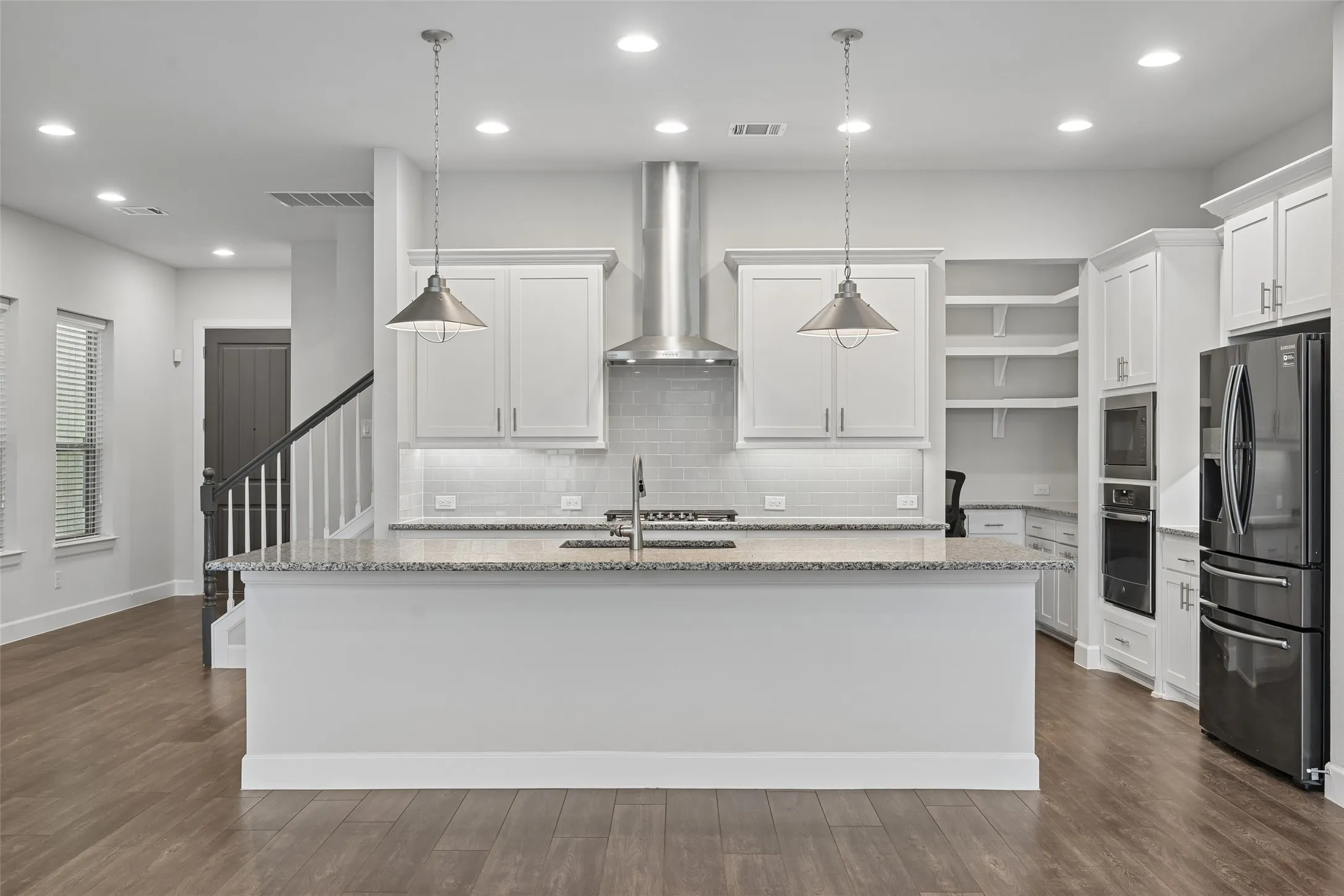 oversized kitchen island with seating for 5-6