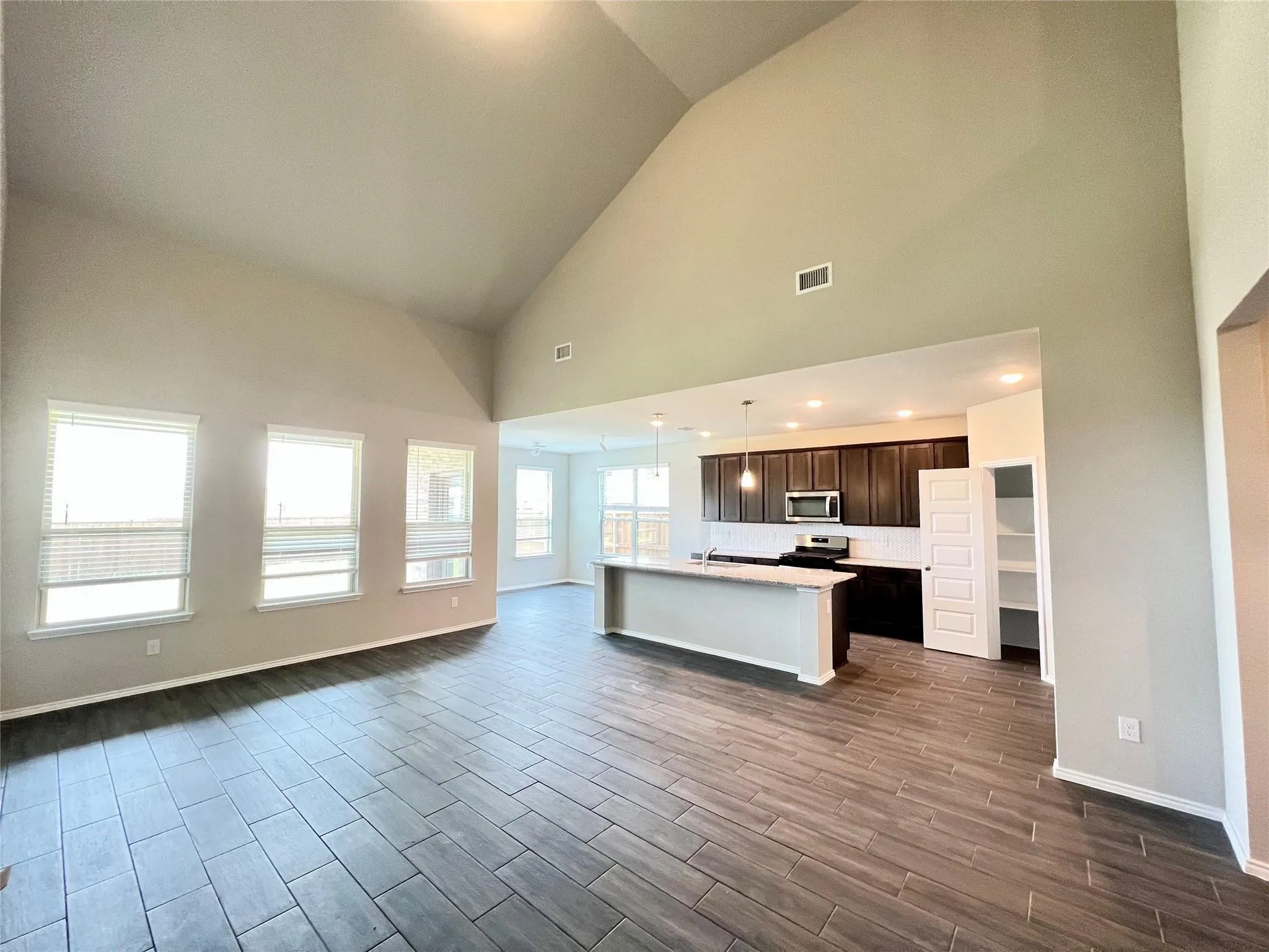 Single Family Residence For Rent in Grayson County , 1300 El Sol Boulevard, Sherman, Texas 75090, 4 Bedroom, 4 Bathroom, 2 Garage spaces, 3,048 Sqft, built in 2023, mls#21385741, Real Estate Agent in Sherman, Homes For Rent in Grayson county, Homes For Rent in Sherman, Realtor in Sherman Texas, Real Estate Brokerage Independent Realty Texas, Luminita Cordes Realtor