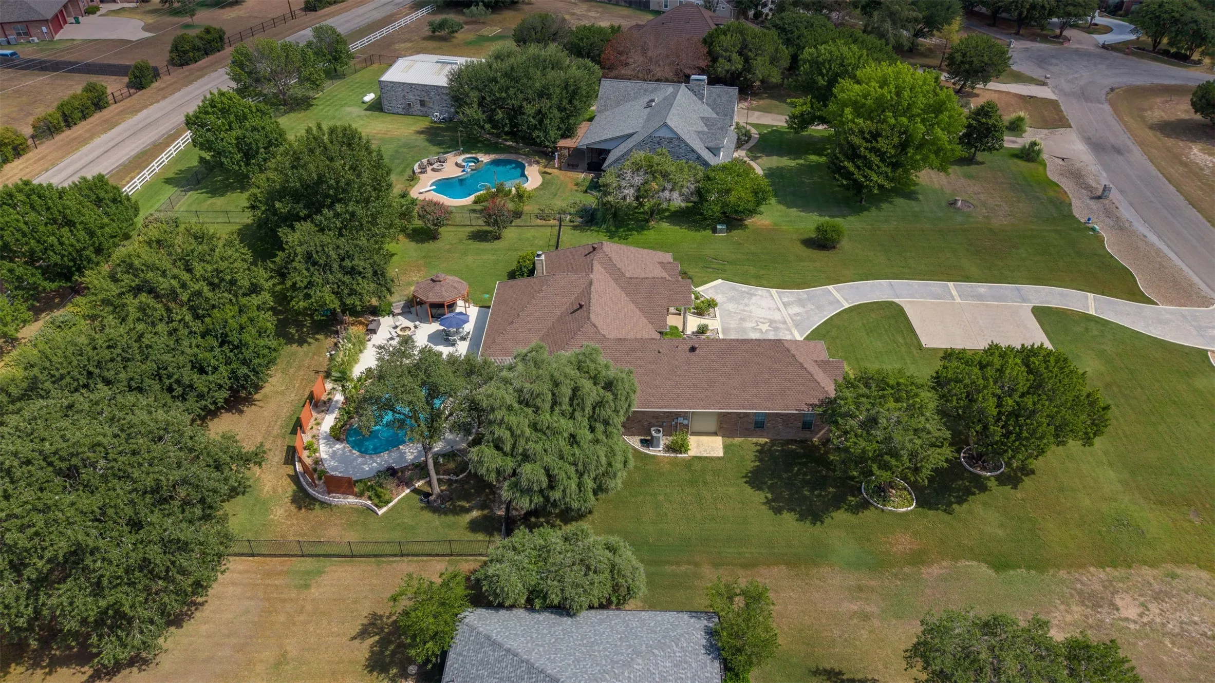 Single Family Residence For Sale in Hood County , 2116 Wood Duck Lane, Granbury, Texas 76049, 3 Bedroom, 3 Bathroom, 2 Garage spaces, 2,469 Sqft, built in 2006, mls#21385238, Real Estate Agent in Granbury, Homes For Sale in Hood county, Homes For Sale in Granbury, Realtor in Granbury Texas, Real Estate Brokerage Independent Realty Texas, Luminita Cordes Realtor