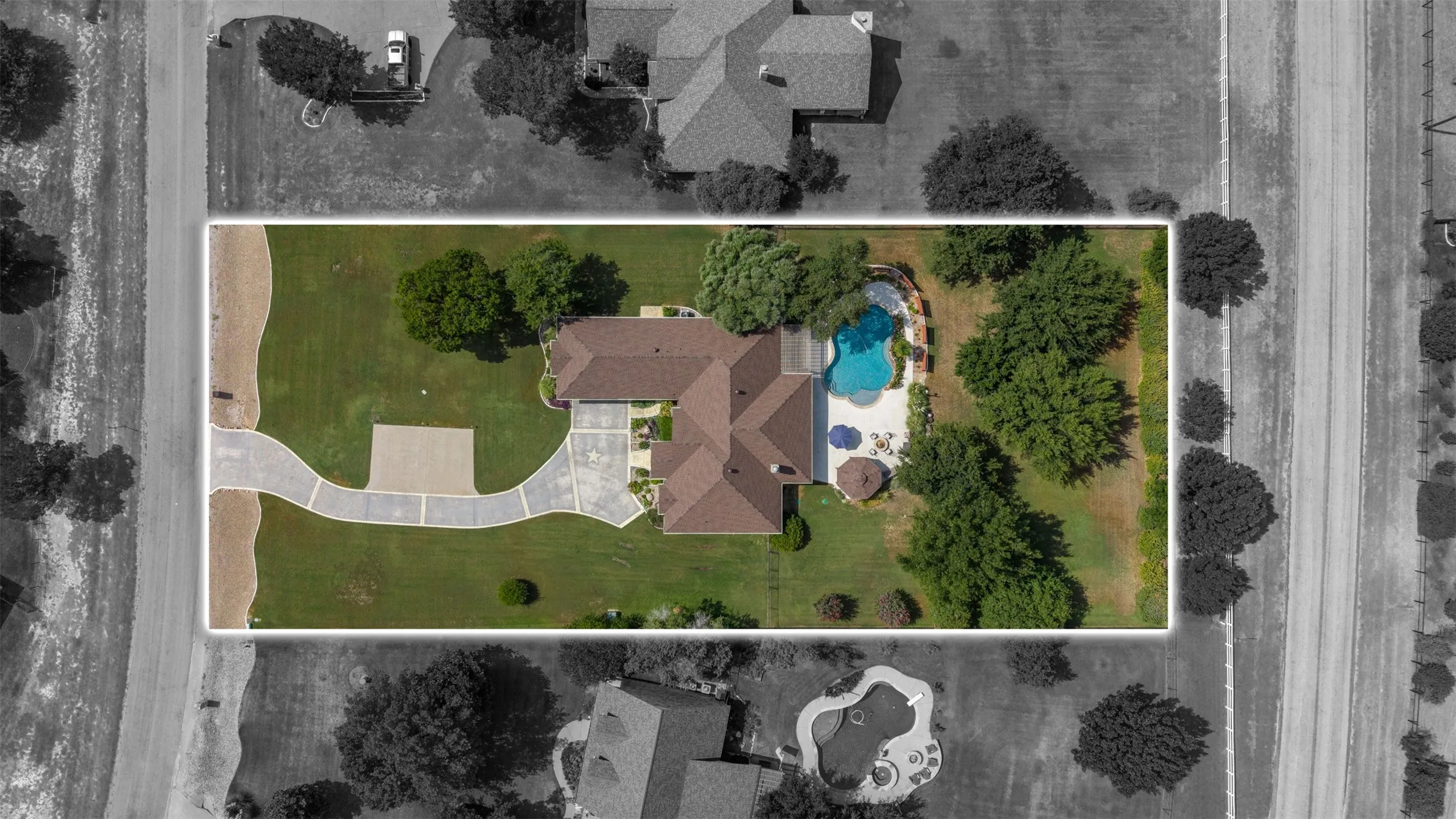 Single Family Residence For Sale in Hood County , 2116 Wood Duck Lane, Granbury, Texas 76049, 3 Bedroom, 3 Bathroom, 2 Garage spaces, 2,469 Sqft, built in 2006, mls#21385238, Real Estate Agent in Granbury, Homes For Sale in Hood county, Homes For Sale in Granbury, Realtor in Granbury Texas, Real Estate Brokerage Independent Realty Texas, Luminita Cordes Realtor