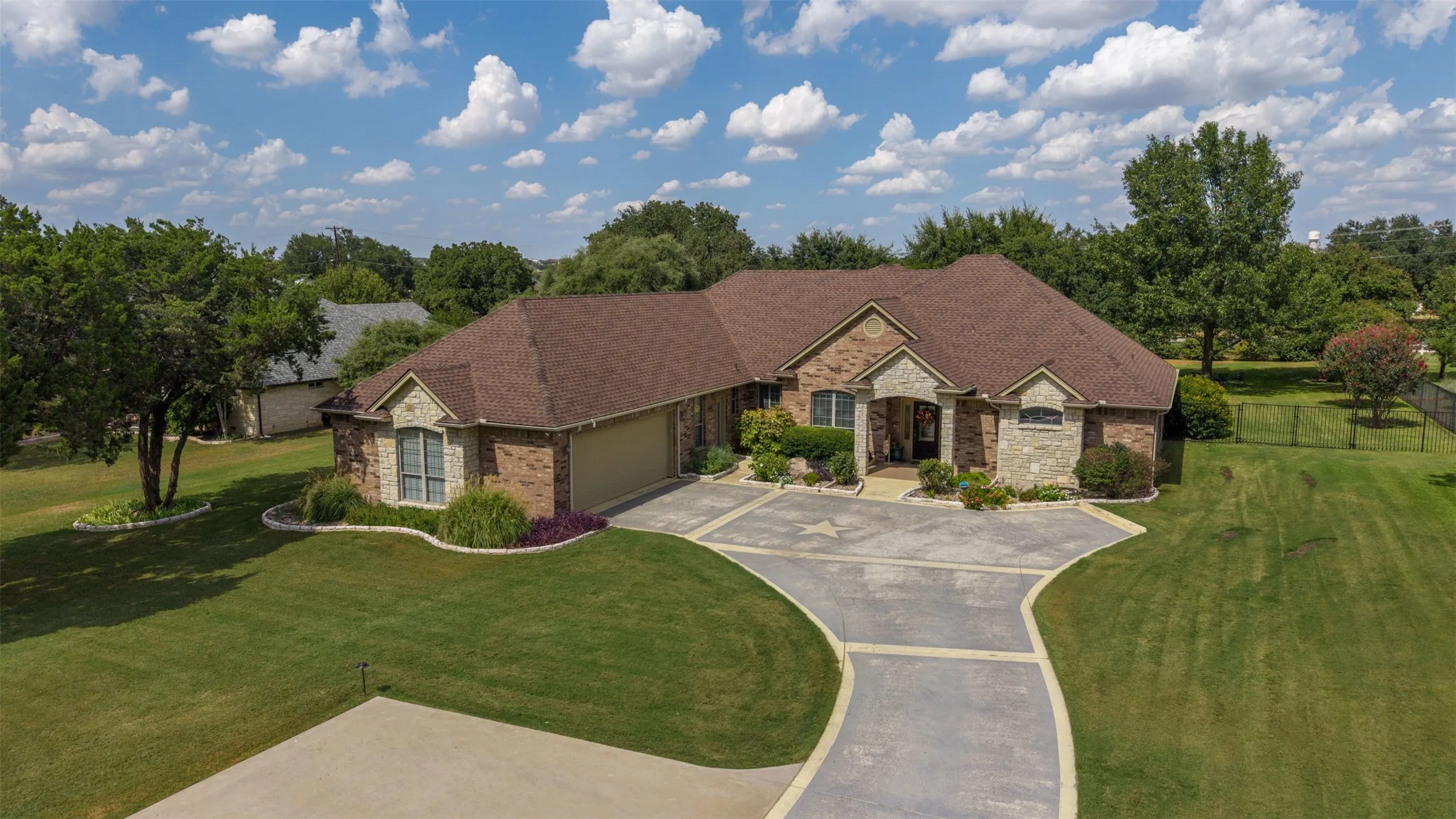 Single Family Residence For Sale in Hood County , 2116 Wood Duck Lane, Granbury, Texas 76049, 3 Bedroom, 3 Bathroom, 2 Garage spaces, 2,469 Sqft, built in 2006, mls#21385238, Real Estate Agent in Granbury, Homes For Sale in Hood county, Homes For Sale in Granbury, Realtor in Granbury Texas, Real Estate Brokerage Independent Realty Texas, Luminita Cordes Realtor