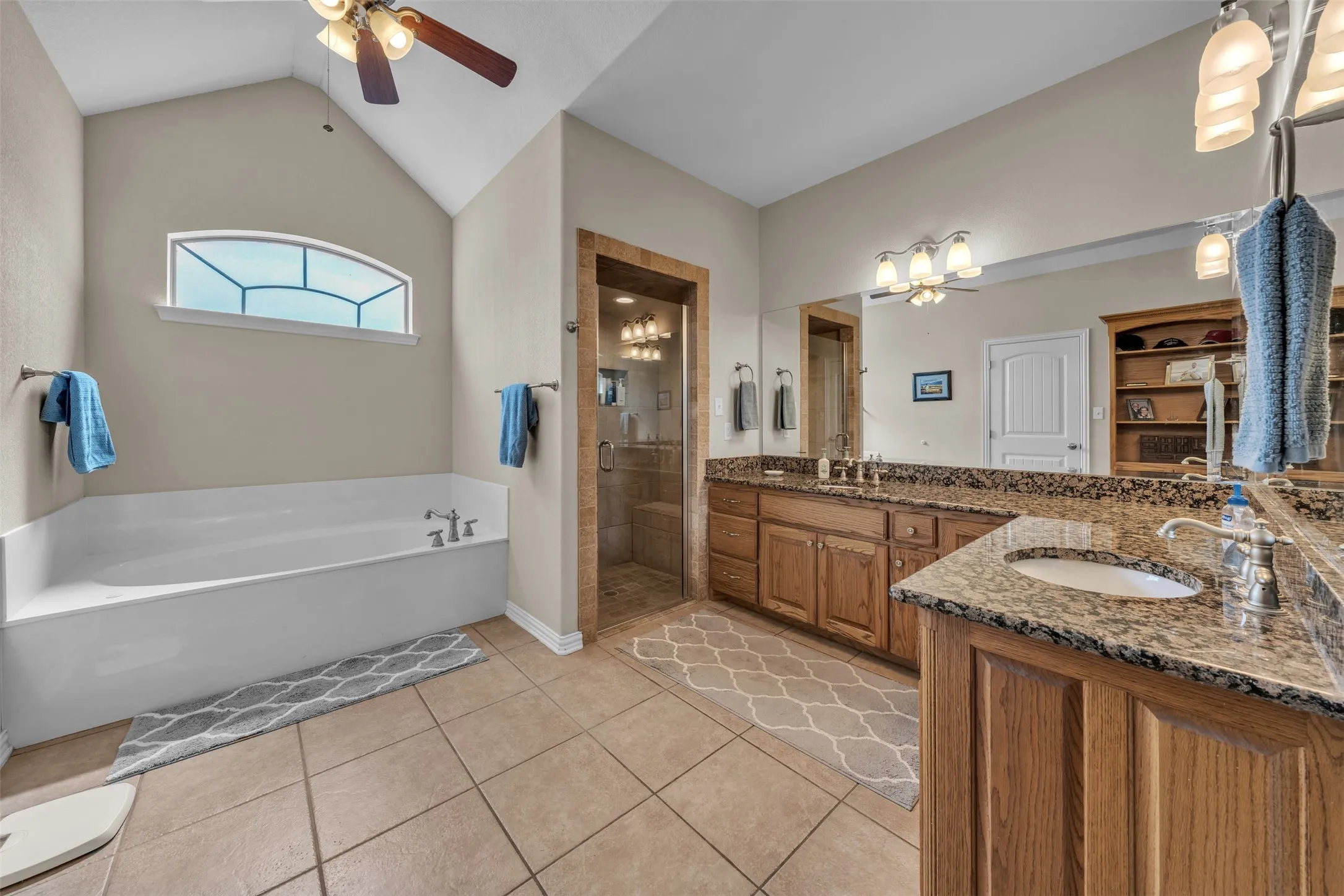 Single Family Residence For Sale in Hood County , 2116 Wood Duck Lane, Granbury, Texas 76049, 3 Bedroom, 3 Bathroom, 2 Garage spaces, 2,469 Sqft, built in 2006, mls#21385238, Real Estate Agent in Granbury, Homes For Sale in Hood county, Homes For Sale in Granbury, Realtor in Granbury Texas, Real Estate Brokerage Independent Realty Texas, Luminita Cordes Realtor