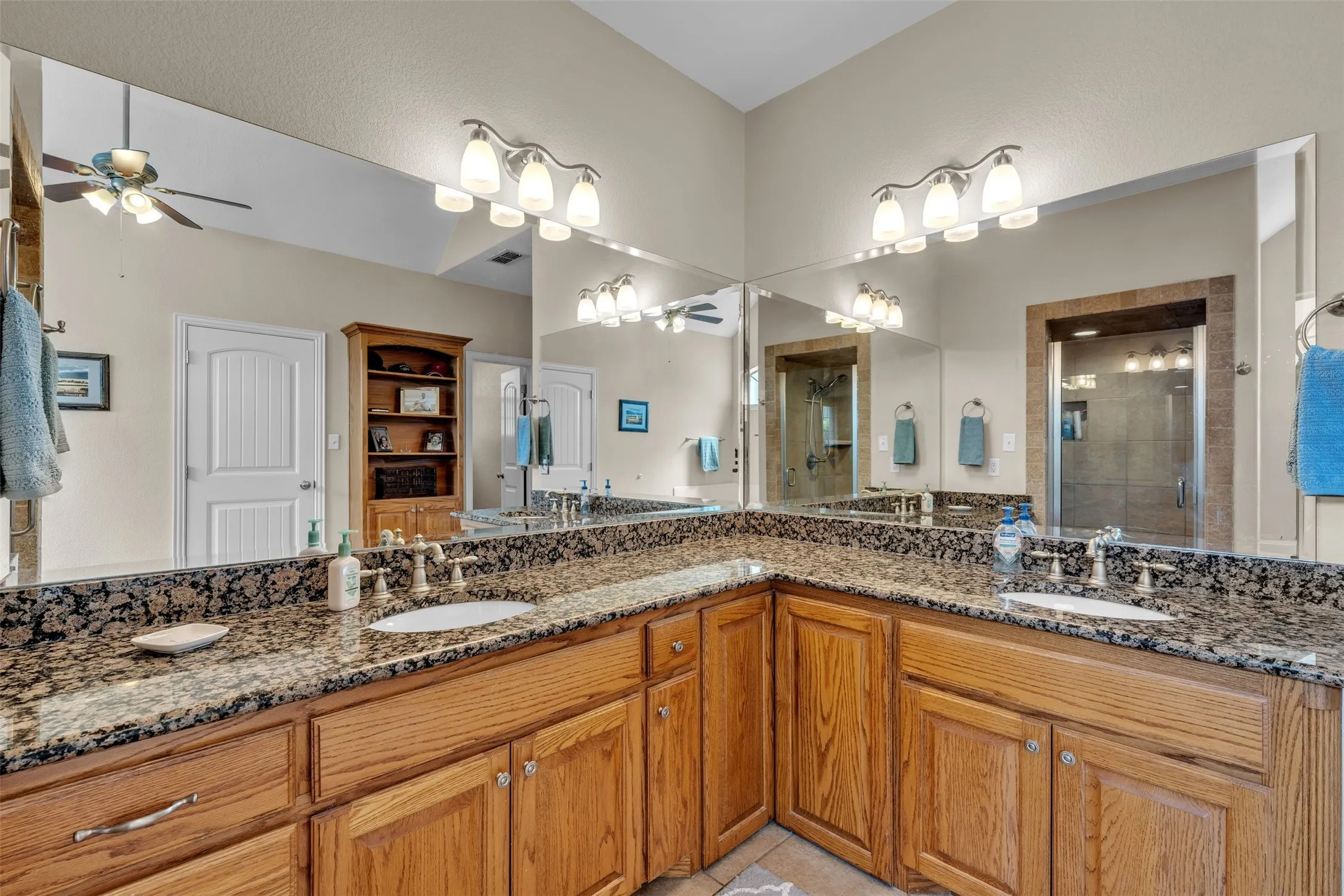 Single Family Residence For Sale in Hood County , 2116 Wood Duck Lane, Granbury, Texas 76049, 3 Bedroom, 3 Bathroom, 2 Garage spaces, 2,469 Sqft, built in 2006, mls#21385238, Real Estate Agent in Granbury, Homes For Sale in Hood county, Homes For Sale in Granbury, Realtor in Granbury Texas, Real Estate Brokerage Independent Realty Texas, Luminita Cordes Realtor