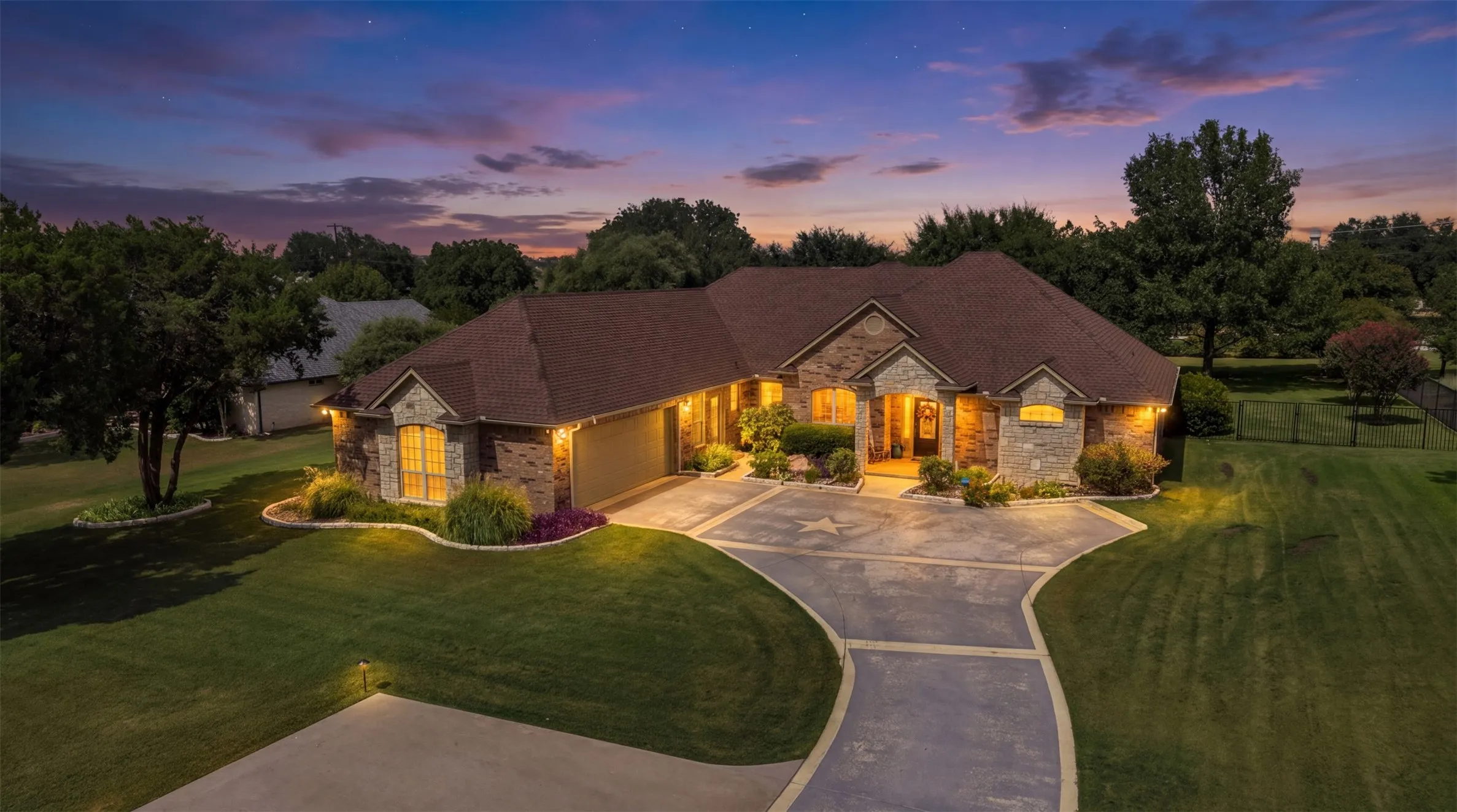 Single Family Residence For Sale in Hood County , 2116 Wood Duck Lane, Granbury, Texas 76049, 3 Bedroom, 3 Bathroom, 2 Garage spaces, 2,469 Sqft, built in 2006, mls#21385238, Real Estate Agent in Granbury, Homes For Sale in Hood county, Homes For Sale in Granbury, Realtor in Granbury Texas, Real Estate Brokerage Independent Realty Texas, Luminita Cordes Realtor